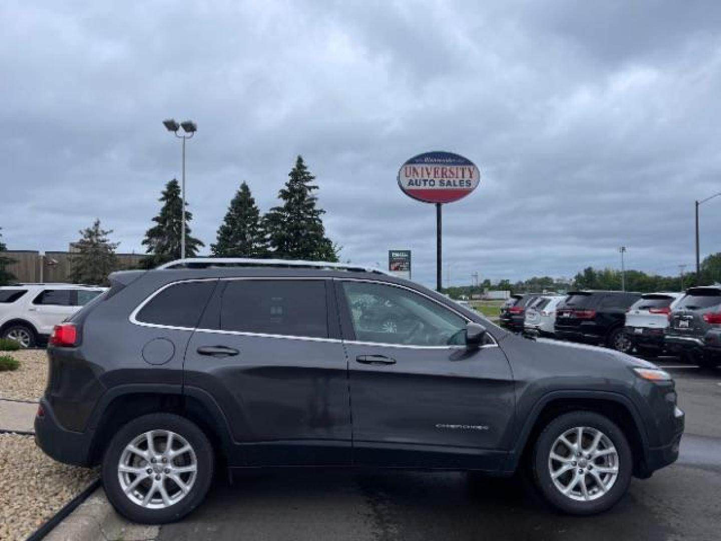 2017 Granite Metallic Cle Jeep Cherokee Latitude FWD (1C4PJLCB5HW) with an 2.4L L4 DOHC 16V engine, 9-Speed Automatic transmission, located at 745 S Robert St, St. Paul, MN, 55107, (651) 222-2991, 44.923389, -93.081215 - Photo#7