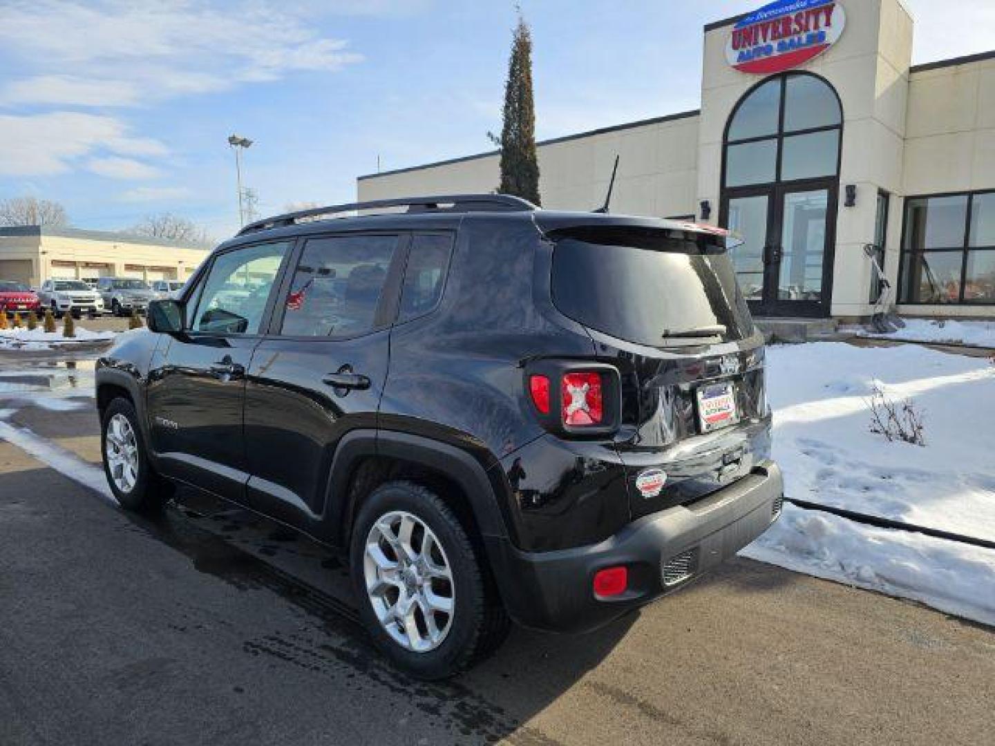 2018 Black /Black/Ski Grey, premium cloth Jeep Renegade Latitude FWD (ZACCJABB8JP) with an 2.4L L4 DOHC 16V engine, 9-speed automatic transmission, located at 3301 W Hwy 13, Burnsville, MN, 55337, (952) 460-3200, 44.775333, -93.320808 - Photo#3