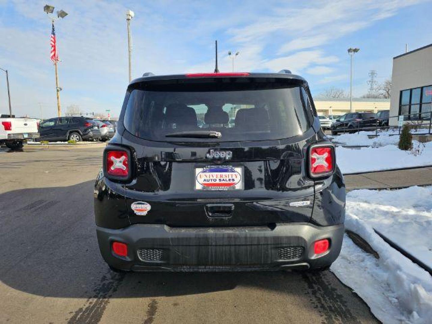 2018 Black /Black/Ski Grey, premium cloth Jeep Renegade Latitude FWD (ZACCJABB8JP) with an 2.4L L4 DOHC 16V engine, 9-speed automatic transmission, located at 3301 W Hwy 13, Burnsville, MN, 55337, (952) 460-3200, 44.775333, -93.320808 - Photo#4