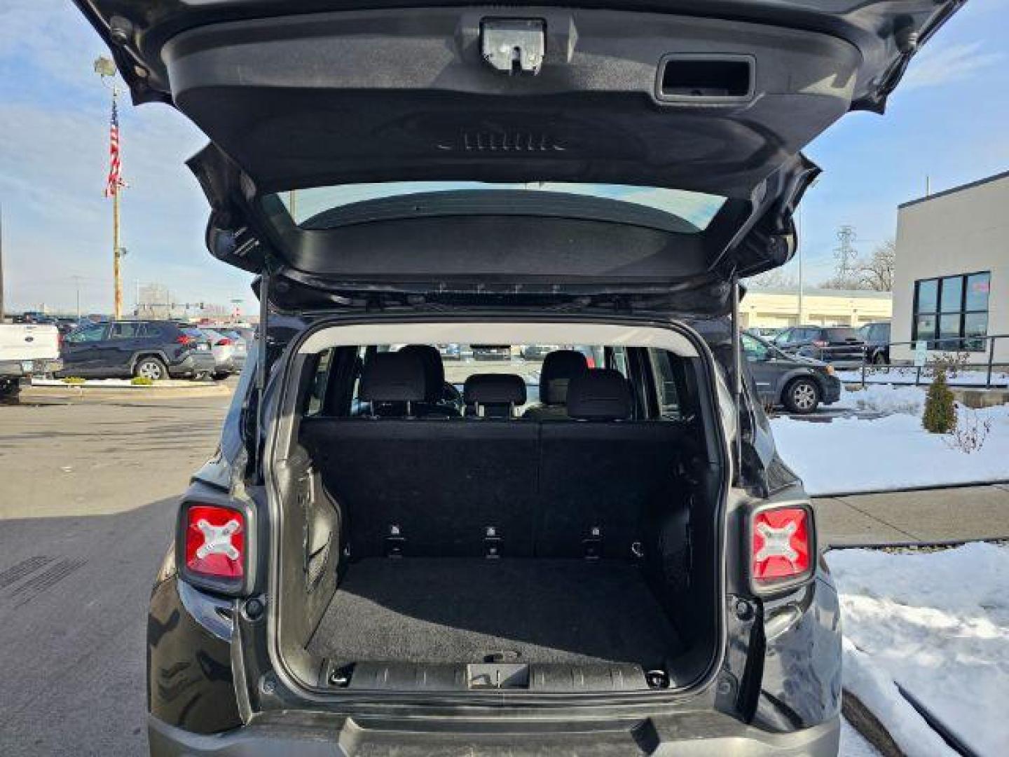 2018 Black /Black/Ski Grey, premium cloth Jeep Renegade Latitude FWD (ZACCJABB8JP) with an 2.4L L4 DOHC 16V engine, 9-speed automatic transmission, located at 3301 W Hwy 13, Burnsville, MN, 55337, (952) 460-3200, 44.775333, -93.320808 - Photo#5