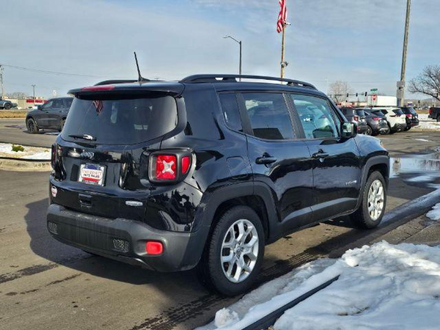 2018 Black /Black/Ski Grey, premium cloth Jeep Renegade Latitude FWD (ZACCJABB8JP) with an 2.4L L4 DOHC 16V engine, 9-speed automatic transmission, located at 3301 W Hwy 13, Burnsville, MN, 55337, (952) 460-3200, 44.775333, -93.320808 - Photo#6