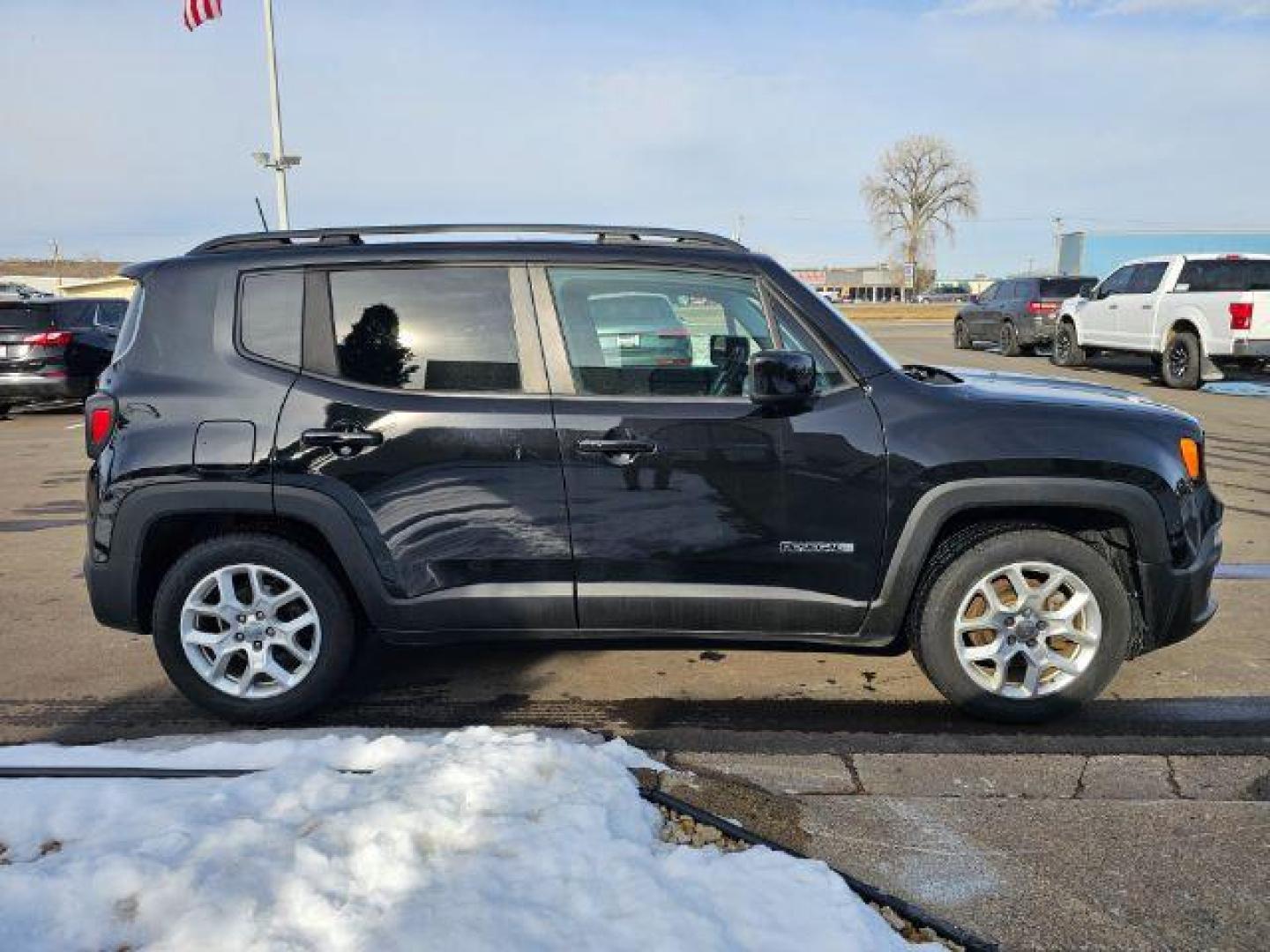 2018 Black /Black/Ski Grey, premium cloth Jeep Renegade Latitude FWD (ZACCJABB8JP) with an 2.4L L4 DOHC 16V engine, 9-speed automatic transmission, located at 3301 W Hwy 13, Burnsville, MN, 55337, (952) 460-3200, 44.775333, -93.320808 - Photo#7