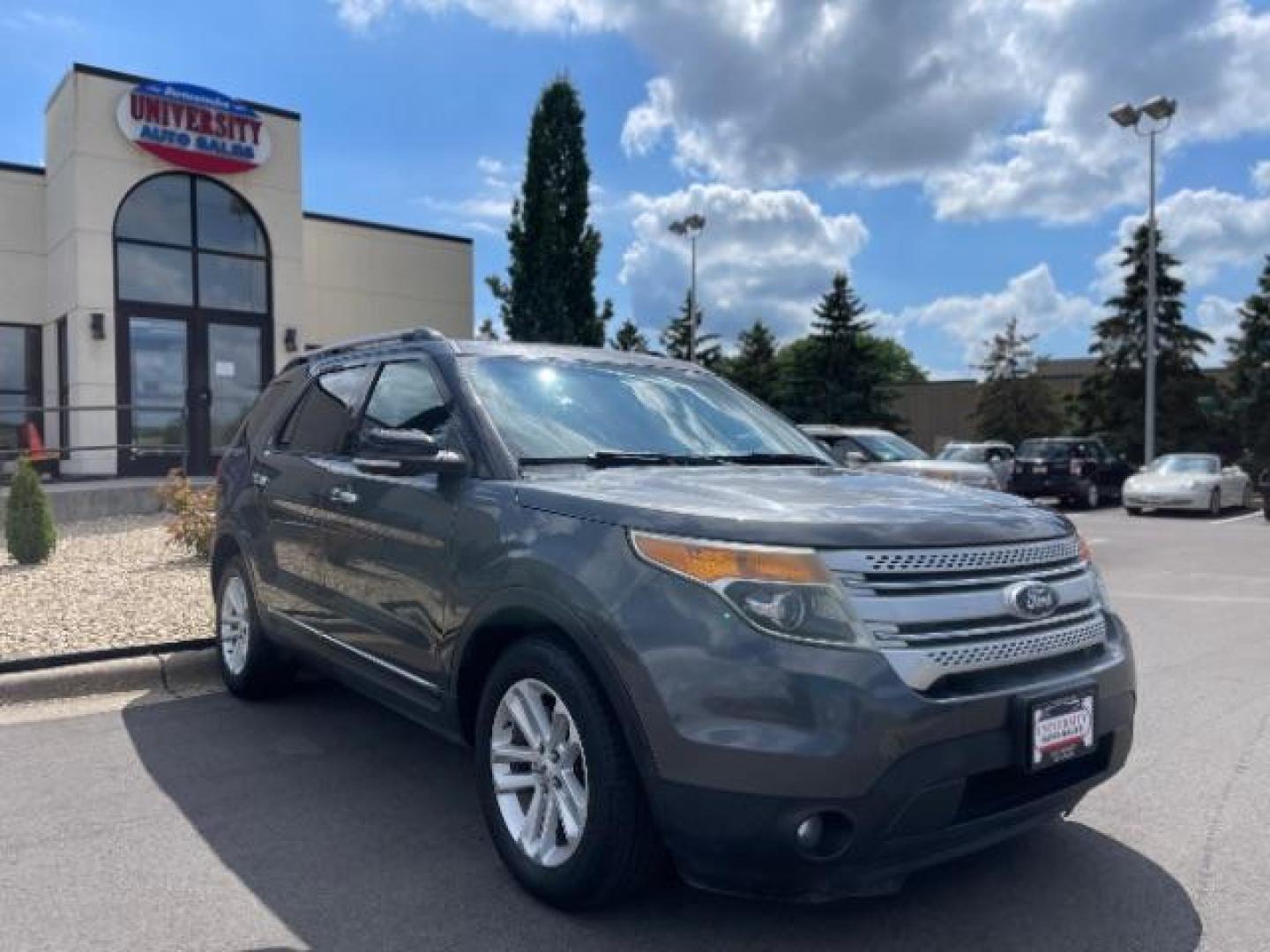 2015 Magnetic Metallic /Charcoal Black, premium cloth Ford Explorer XLT FWD (1FM5K7D81FG) with an 3.5L V6 DOHC 24V engine, 6-Speed Automatic transmission, located at 745 S Robert St, St. Paul, MN, 55107, (651) 222-2991, 44.923389, -93.081215 - Photo#0