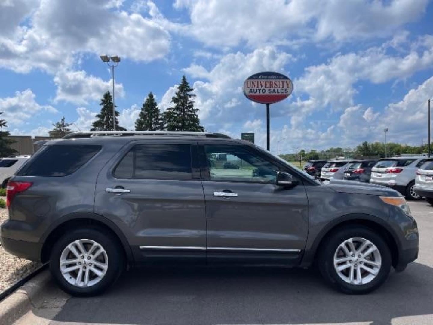 2015 Magnetic Metallic /Charcoal Black, premium cloth Ford Explorer XLT FWD (1FM5K7D81FG) with an 3.5L V6 DOHC 24V engine, 6-Speed Automatic transmission, located at 745 S Robert St, St. Paul, MN, 55107, (651) 222-2991, 44.923389, -93.081215 - Photo#9