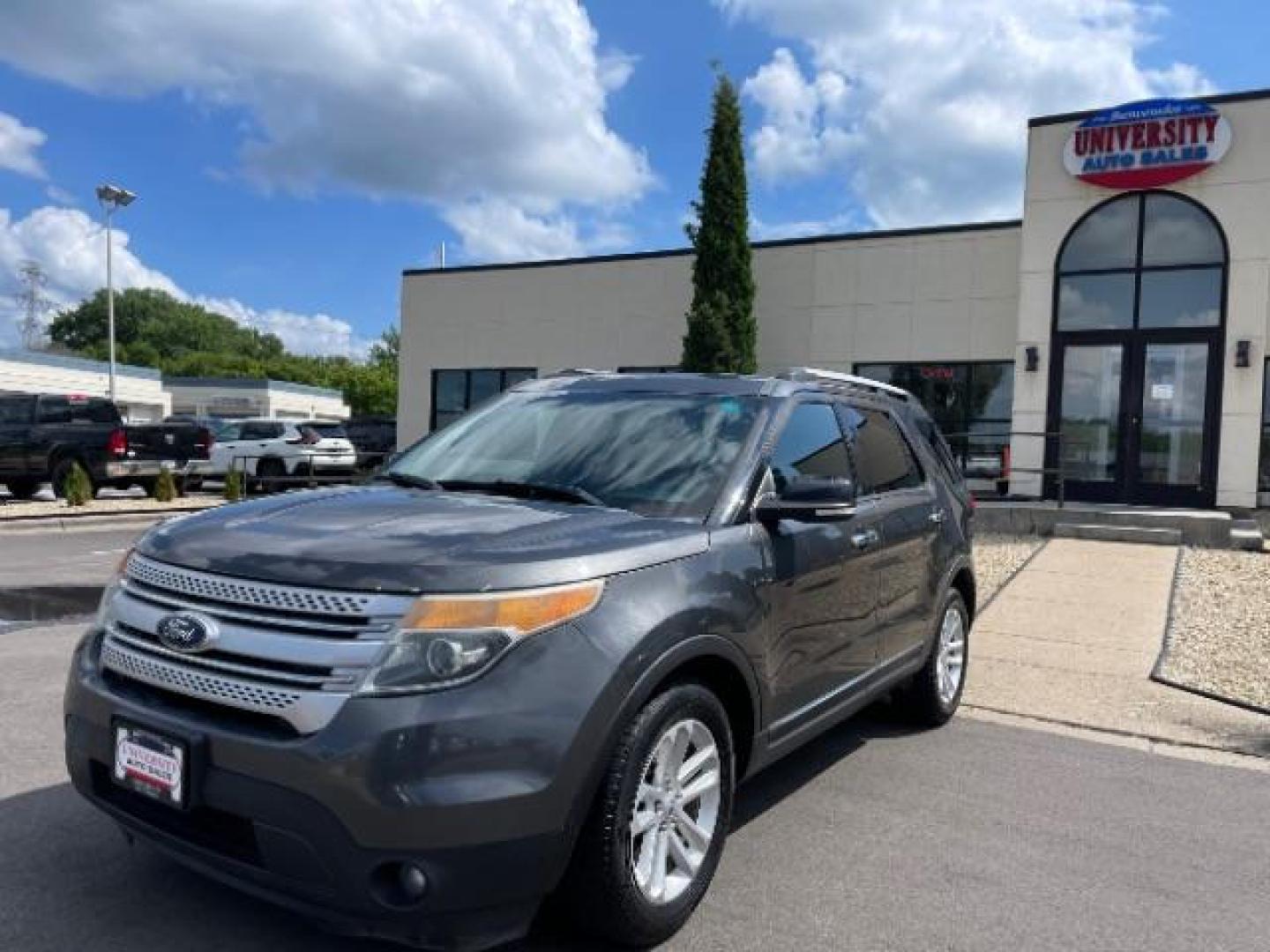 2015 Magnetic Metallic /Charcoal Black, premium cloth Ford Explorer XLT FWD (1FM5K7D81FG) with an 3.5L V6 DOHC 24V engine, 6-Speed Automatic transmission, located at 745 S Robert St, St. Paul, MN, 55107, (651) 222-2991, 44.923389, -93.081215 - Photo#2