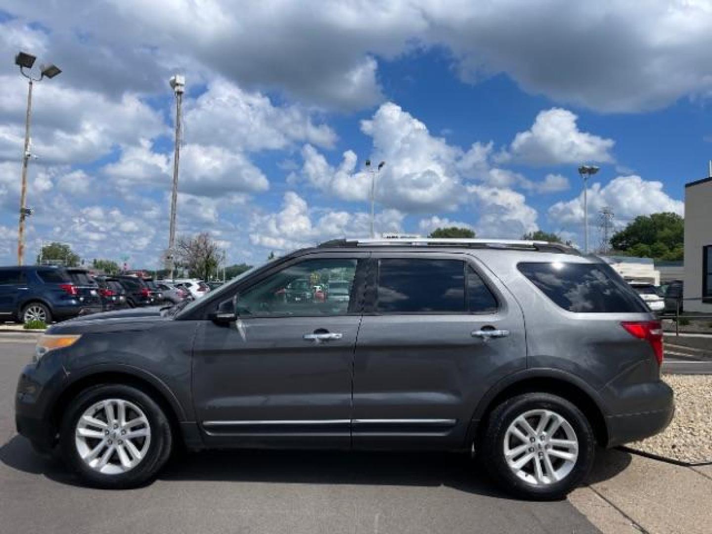 2015 Magnetic Metallic /Charcoal Black, premium cloth Ford Explorer XLT FWD (1FM5K7D81FG) with an 3.5L V6 DOHC 24V engine, 6-Speed Automatic transmission, located at 745 S Robert St, St. Paul, MN, 55107, (651) 222-2991, 44.923389, -93.081215 - Photo#3