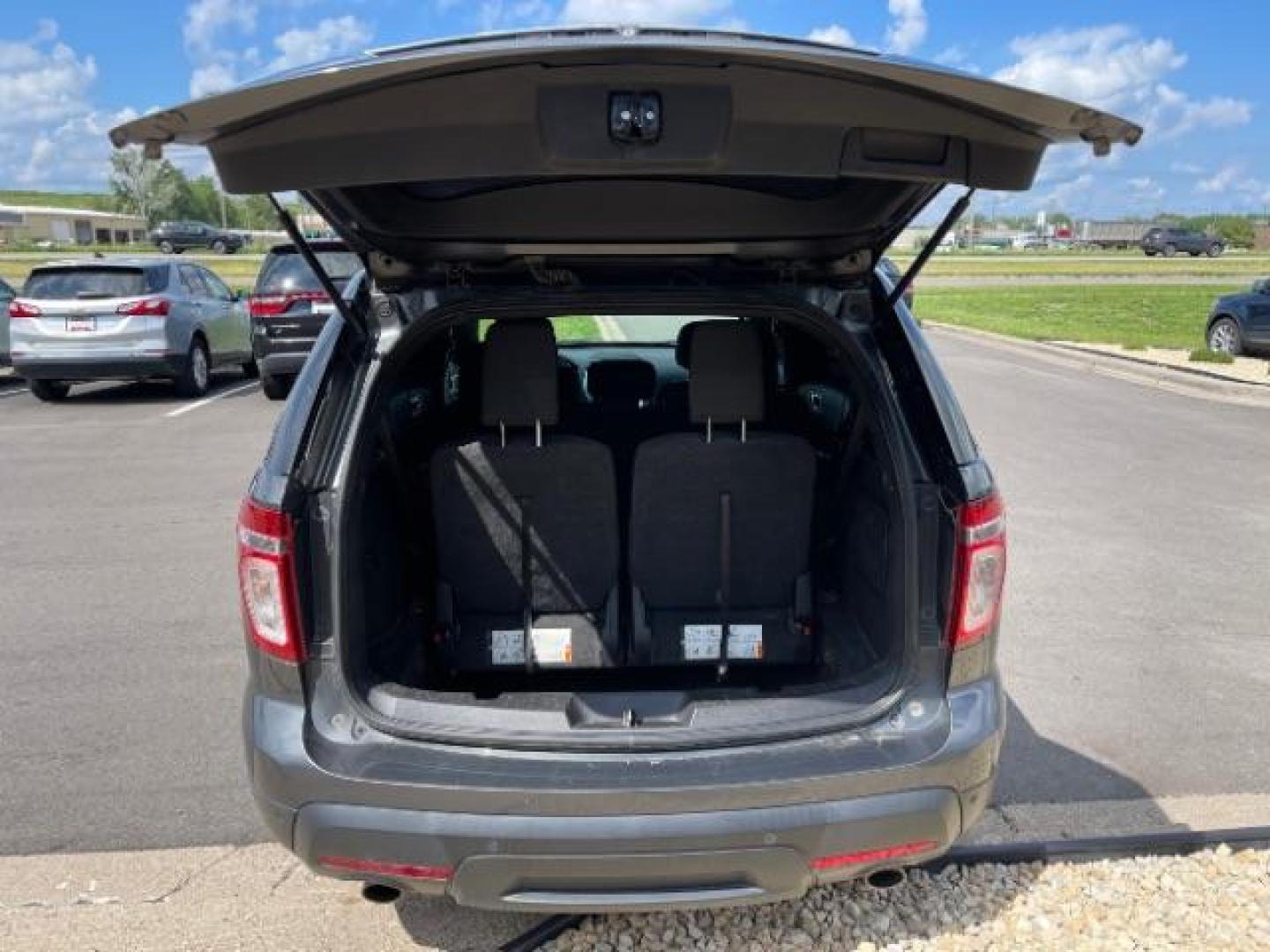 2015 Magnetic Metallic /Charcoal Black, premium cloth Ford Explorer XLT FWD (1FM5K7D81FG) with an 3.5L V6 DOHC 24V engine, 6-Speed Automatic transmission, located at 745 S Robert St, St. Paul, MN, 55107, (651) 222-2991, 44.923389, -93.081215 - Photo#7