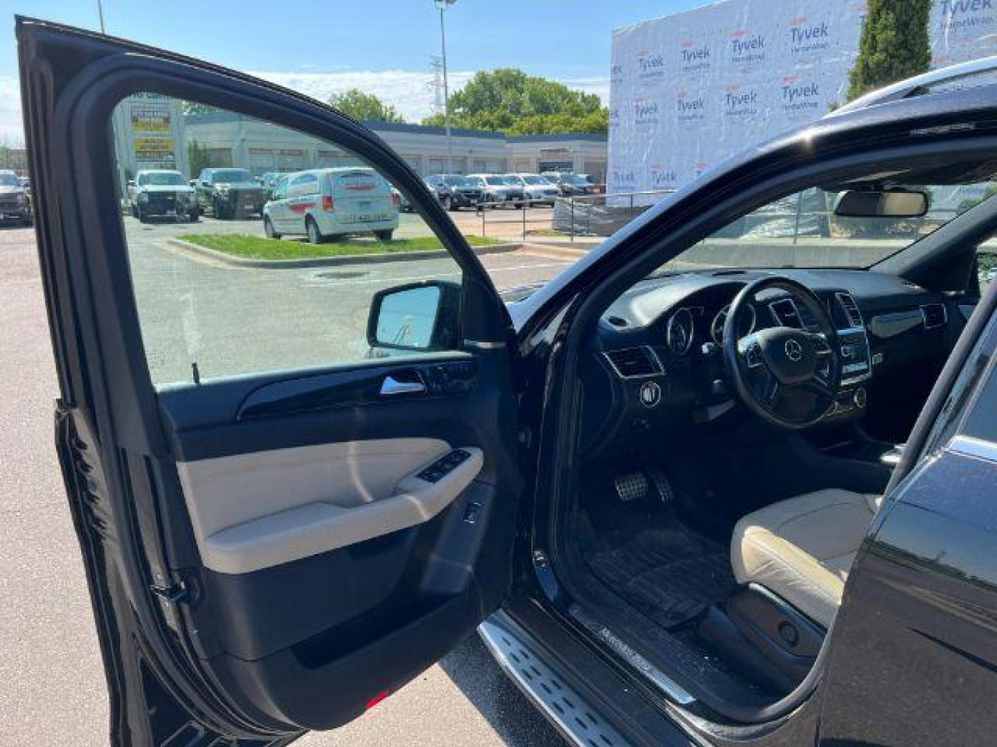 2015 Black Mercedes-Benz M-Class ML400 4MATIC (4JGDA5GBXFA) with an 3.0L V6 DOHC 24V engine, 7-Speed Automatic transmission, located at 745 S Robert St, St. Paul, MN, 55107, (651) 222-2991, 44.923389, -93.081215 - Photo#22