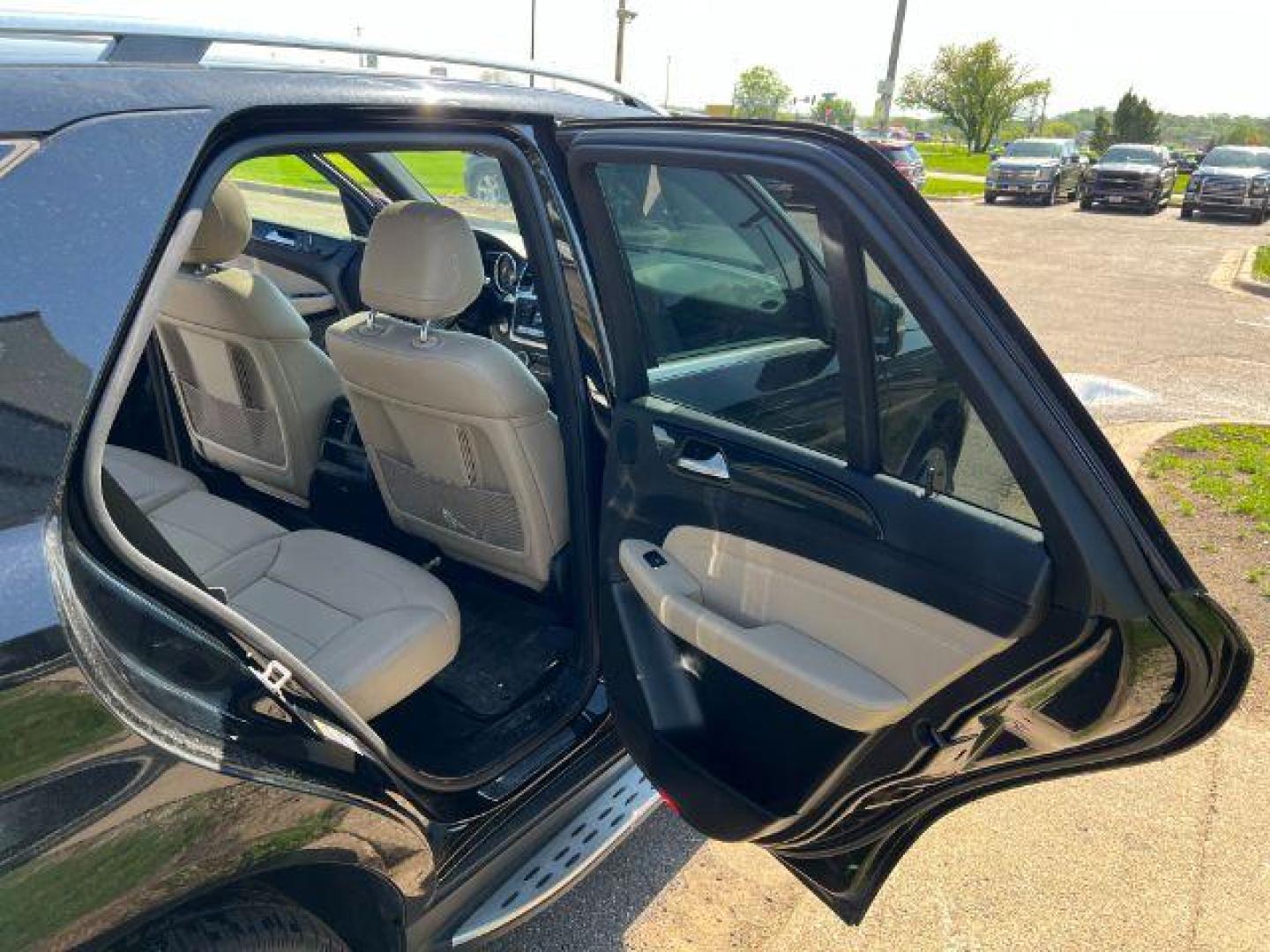 2015 Black Mercedes-Benz M-Class ML400 4MATIC (4JGDA5GBXFA) with an 3.0L V6 DOHC 24V engine, 7-Speed Automatic transmission, located at 745 S Robert St, St. Paul, MN, 55107, (651) 222-2991, 44.923389, -93.081215 - Photo#26
