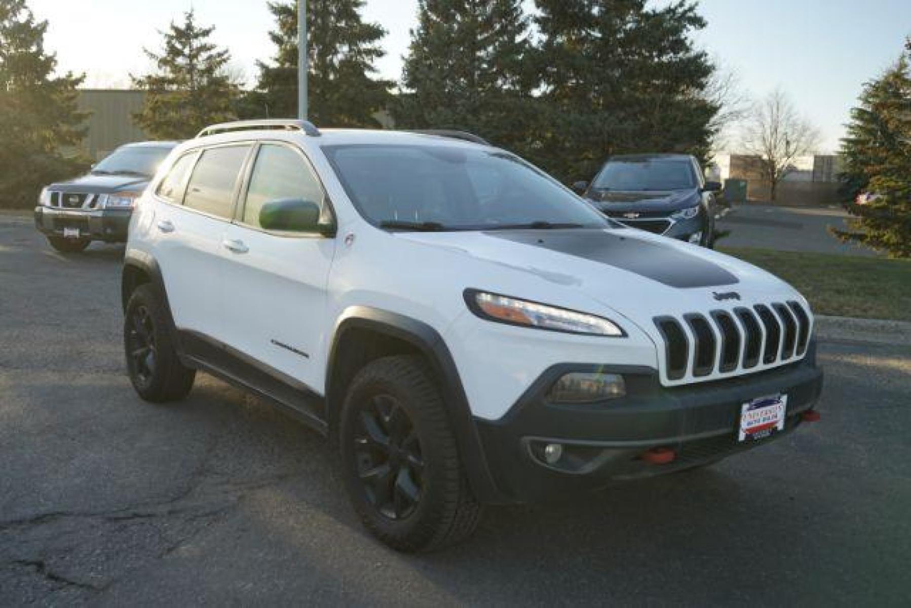 2018 Pearl White Pearl Coat Jeep Cherokee Trailhawk 4WD (1C4PJMBX6JD) with an 3.2L V6 DOHC 24V engine, 9-Speed Automatic transmission, located at 834 West 7th Street, St. Paul, MN, 55102, (651) 797-6393, 44.930954, -93.121559 - Photo #0