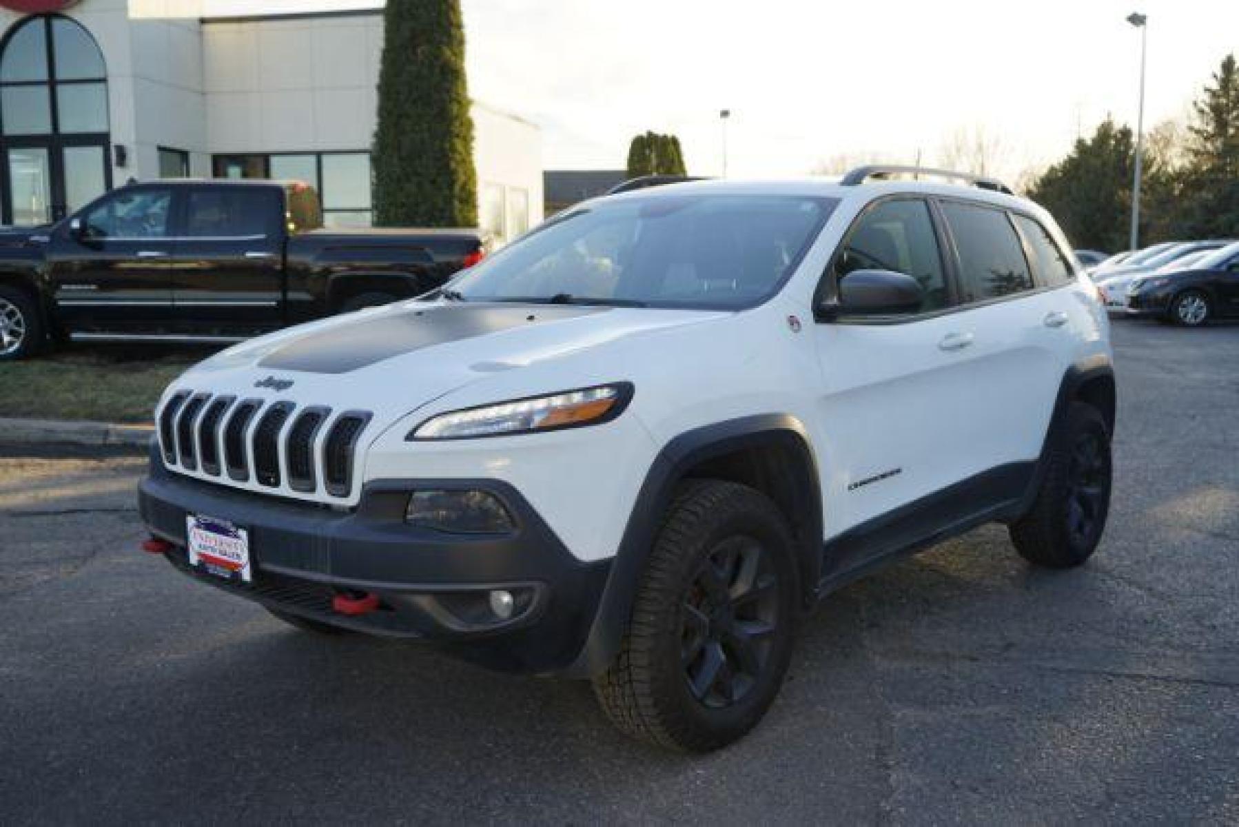 2018 Pearl White Pearl Coat Jeep Cherokee Trailhawk 4WD (1C4PJMBX6JD) with an 3.2L V6 DOHC 24V engine, 9-Speed Automatic transmission, located at 3301 W Hwy 13, Burnsville, MN, 55337, (952) 460-3200, 44.775333, -93.320808 - Photo #2