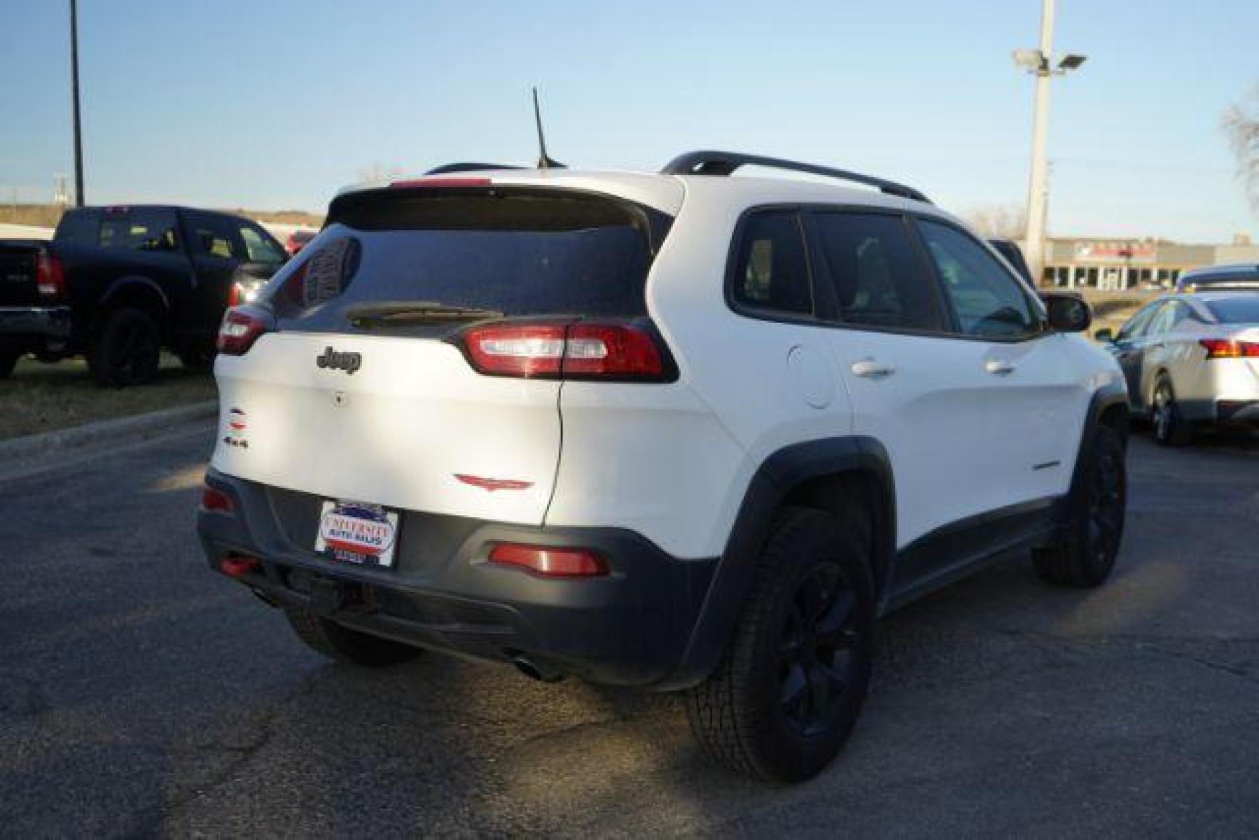 2018 Pearl White Pearl Coat Jeep Cherokee Trailhawk 4WD (1C4PJMBX6JD) with an 3.2L V6 DOHC 24V engine, 9-Speed Automatic transmission, located at 834 West 7th Street, St. Paul, MN, 55102, (651) 797-6393, 44.930954, -93.121559 - Photo #5