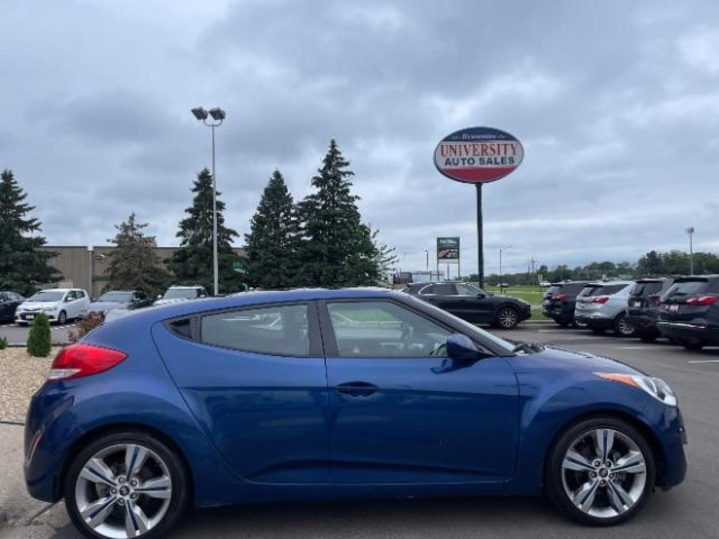 2017 Pacific Blue Hyundai Veloster Base 6AT (KMHTC6AD9HU) with an 1.6L L4 DOHC 16V engine, 6-Speed Automatic transmission, located at 745 S Robert St, St. Paul, MN, 55107, (651) 222-2991, 44.923389, -93.081215 - Photo#9