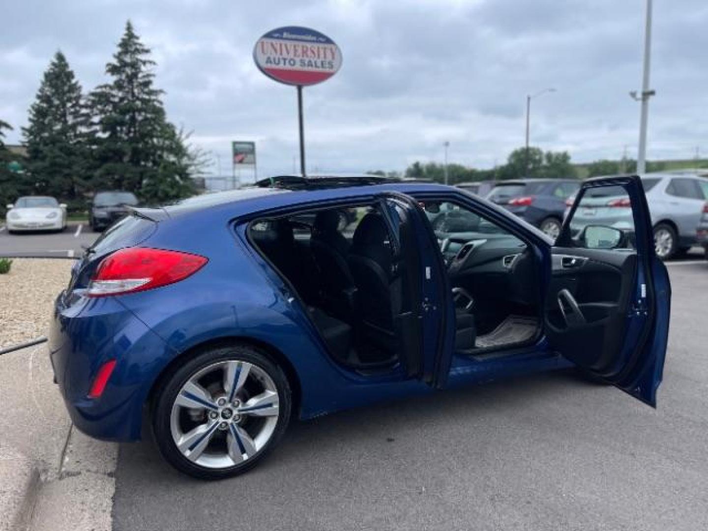 2017 Pacific Blue Hyundai Veloster Base 6AT (KMHTC6AD9HU) with an 1.6L L4 DOHC 16V engine, 6-Speed Automatic transmission, located at 745 S Robert St, St. Paul, MN, 55107, (651) 222-2991, 44.923389, -93.081215 - Photo#17