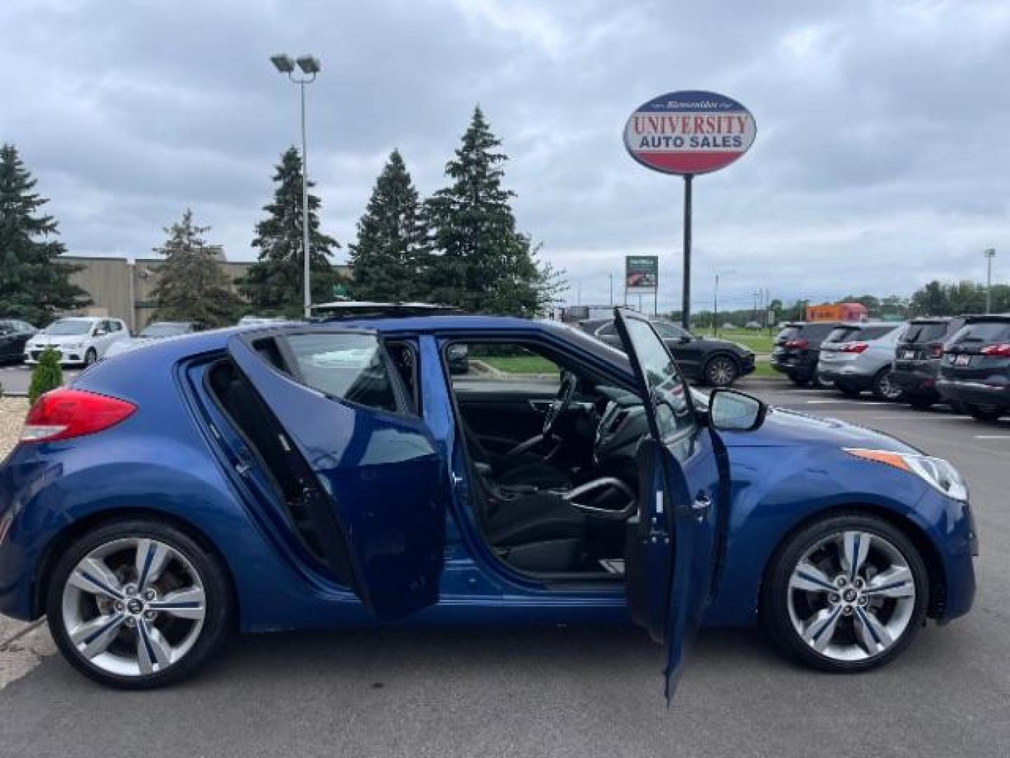 2017 Pacific Blue Hyundai Veloster Base 6AT (KMHTC6AD9HU) with an 1.6L L4 DOHC 16V engine, 6-Speed Automatic transmission, located at 745 S Robert St, St. Paul, MN, 55107, (651) 222-2991, 44.923389, -93.081215 - Photo#19