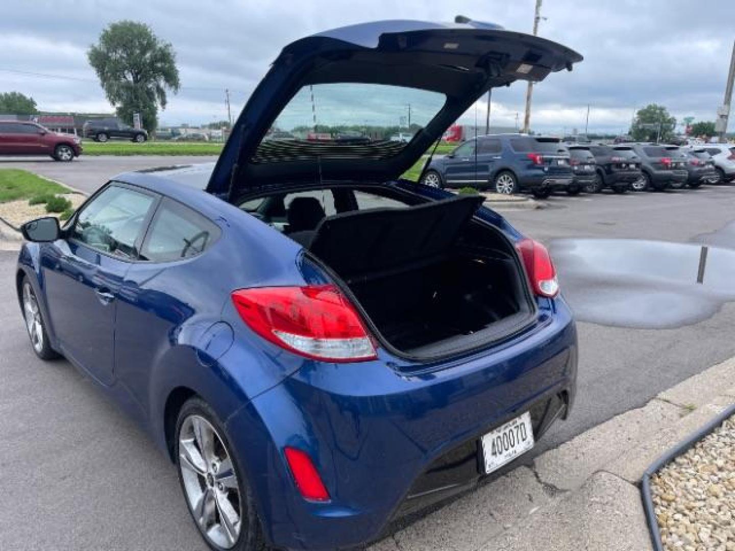 2017 Pacific Blue Hyundai Veloster Base 6AT (KMHTC6AD9HU) with an 1.6L L4 DOHC 16V engine, 6-Speed Automatic transmission, located at 745 S Robert St, St. Paul, MN, 55107, (651) 222-2991, 44.923389, -93.081215 - Photo#7