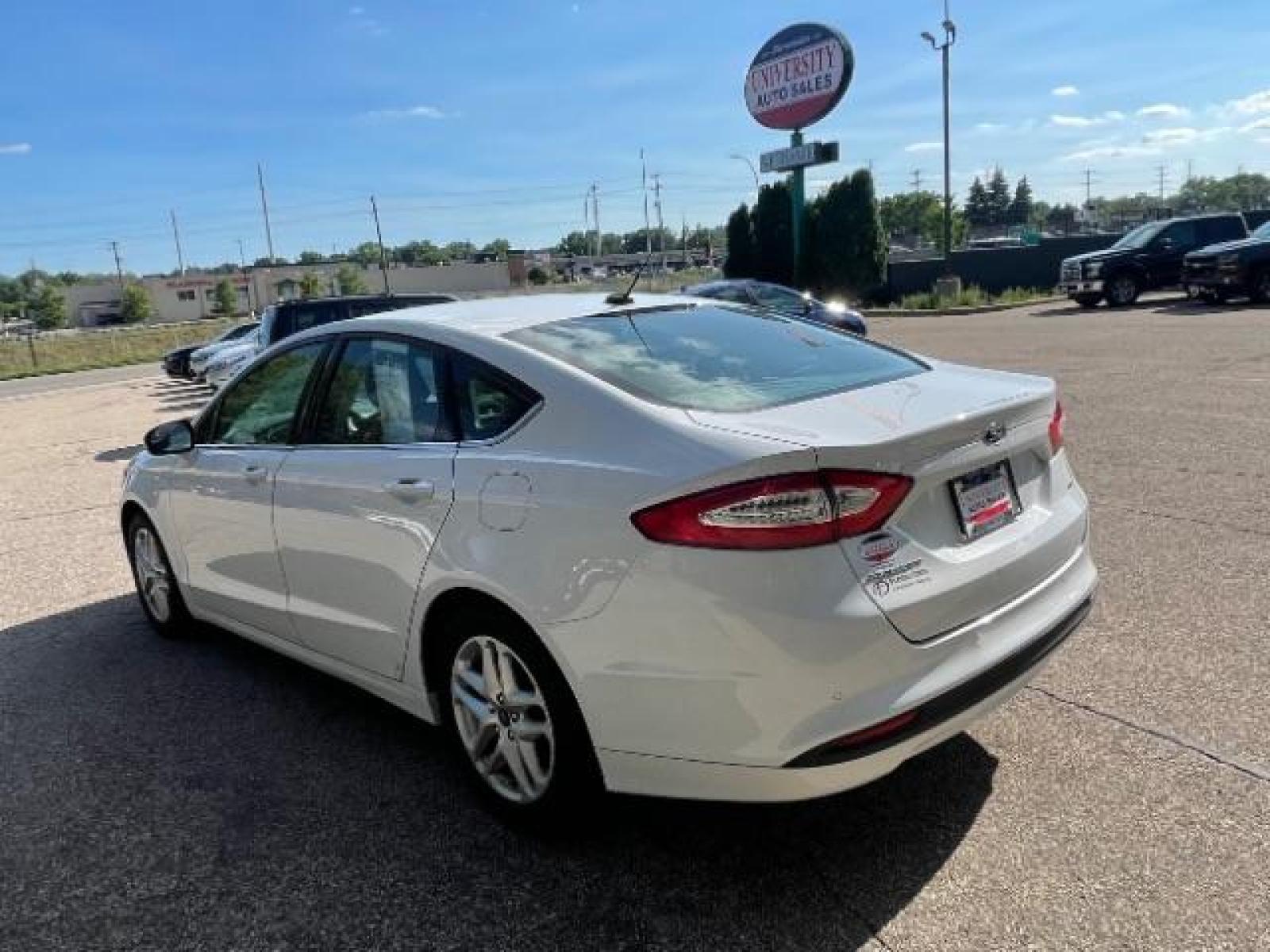 2016 White Platinum Metallic Tri-Coat Ford Fusion SE (3FA6P0H73GR) with an 2.5L L4 DOHC 16V engine, 6-Speed Automatic transmission, located at 745 S Robert St, St. Paul, MN, 55107, (651) 222-2991, 44.923389, -93.081215 - Photo #3