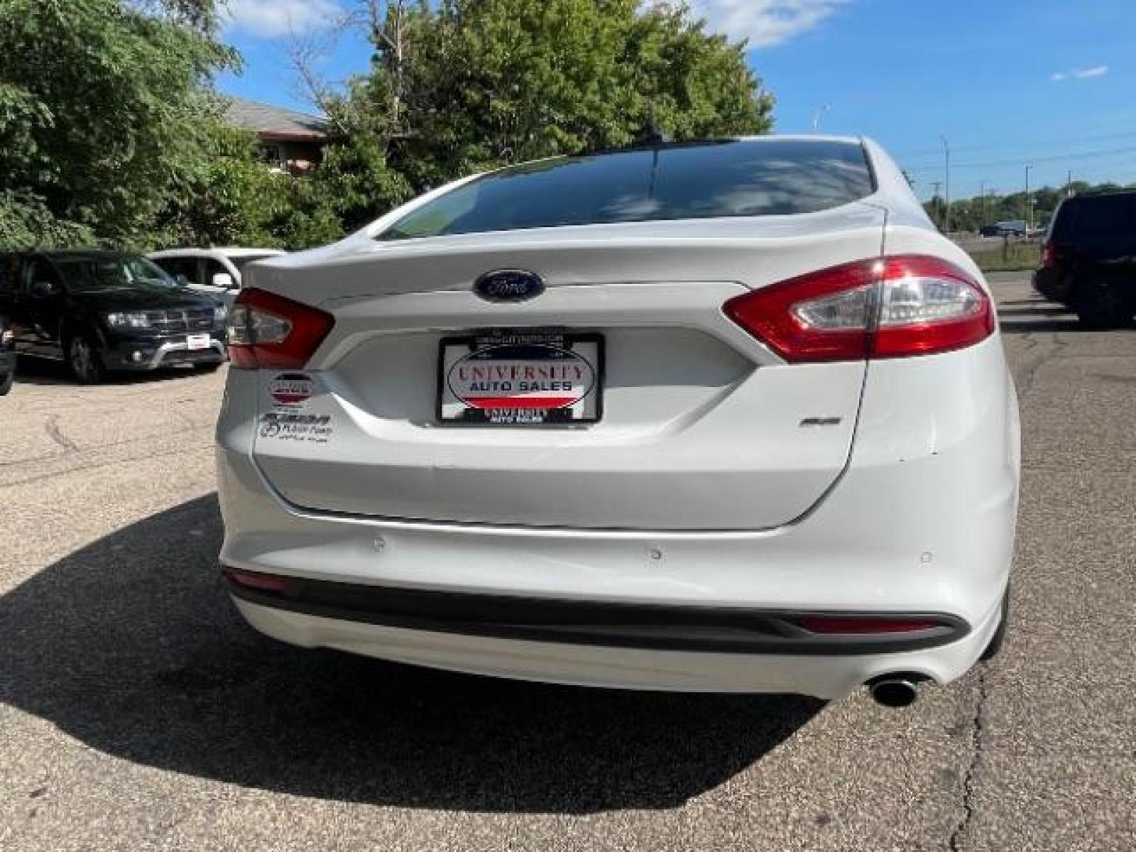 2016 White Platinum Metallic Tri-Coat Ford Fusion SE (3FA6P0H73GR) with an 2.5L L4 DOHC 16V engine, 6-Speed Automatic transmission, located at 745 S Robert St, St. Paul, MN, 55107, (651) 222-2991, 44.923389, -93.081215 - Photo #4