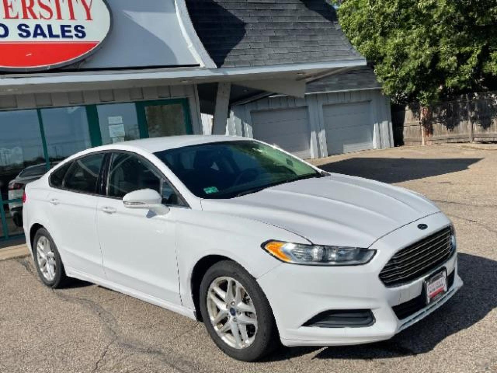 2016 White Platinum Metallic Tri-Coat Ford Fusion SE (3FA6P0H73GR) with an 2.5L L4 DOHC 16V engine, 6-Speed Automatic transmission, located at 745 S Robert St, St. Paul, MN, 55107, (651) 222-2991, 44.923389, -93.081215 - Photo #8