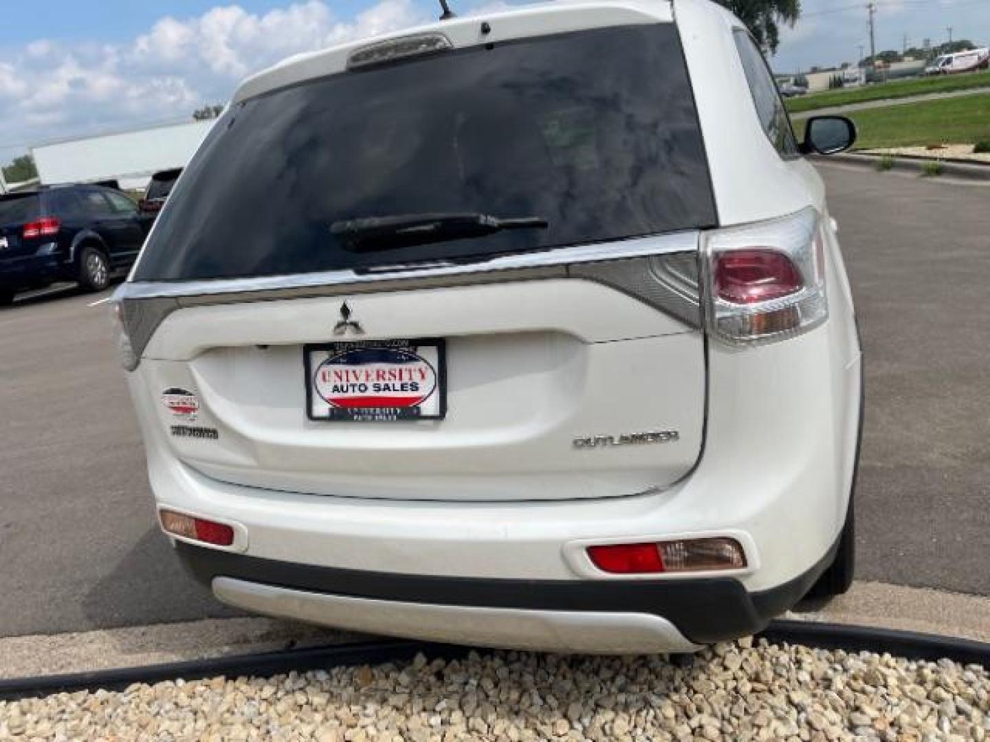 2015 Diamond White Mitsubishi Outlander SE S-AWC (JA4AZ3A35FZ) with an 2.4L L4 DOHC 16V engine, 6-Speed Automatic transmission, located at 3301 W Hwy 13, Burnsville, MN, 55337, (952) 460-3200, 44.775333, -93.320808 - Photo#4