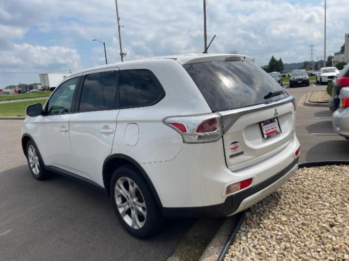 2015 Diamond White Mitsubishi Outlander SE S-AWC (JA4AZ3A35FZ) with an 2.4L L4 DOHC 16V engine, 6-Speed Automatic transmission, located at 3301 W Hwy 13, Burnsville, MN, 55337, (952) 460-3200, 44.775333, -93.320808 - Photo#5