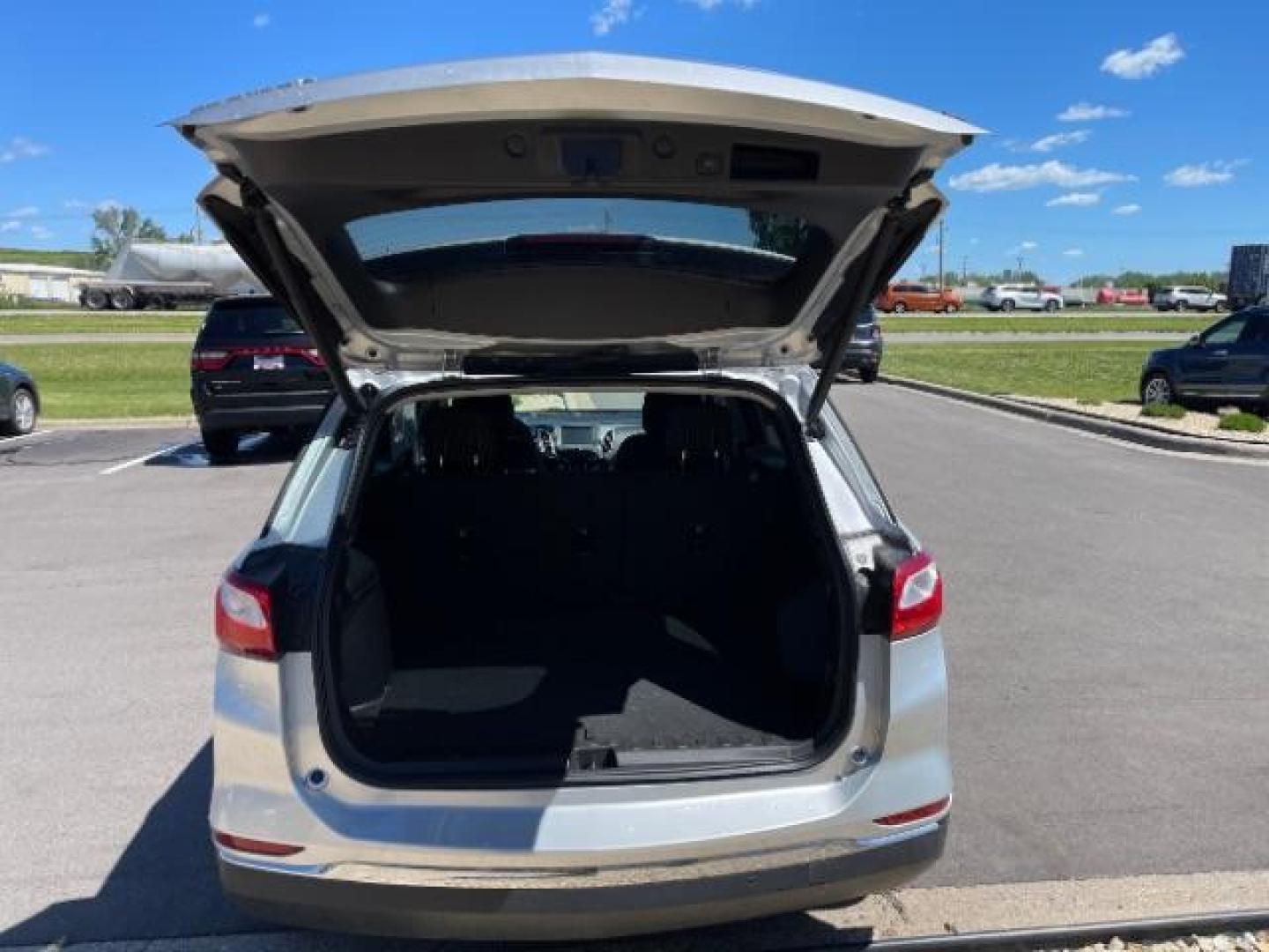 2018 SILVER Chevrolet Equinox LT 2WD (3GNAXJEV0JL) with an 1.5L L4 DOHC 16V TUR engine, 6-Speed Automatic transmission, located at 3301 W Hwy 13, Burnsville, MN, 55337, (952) 460-3200, 44.775333, -93.320808 - Photo#5