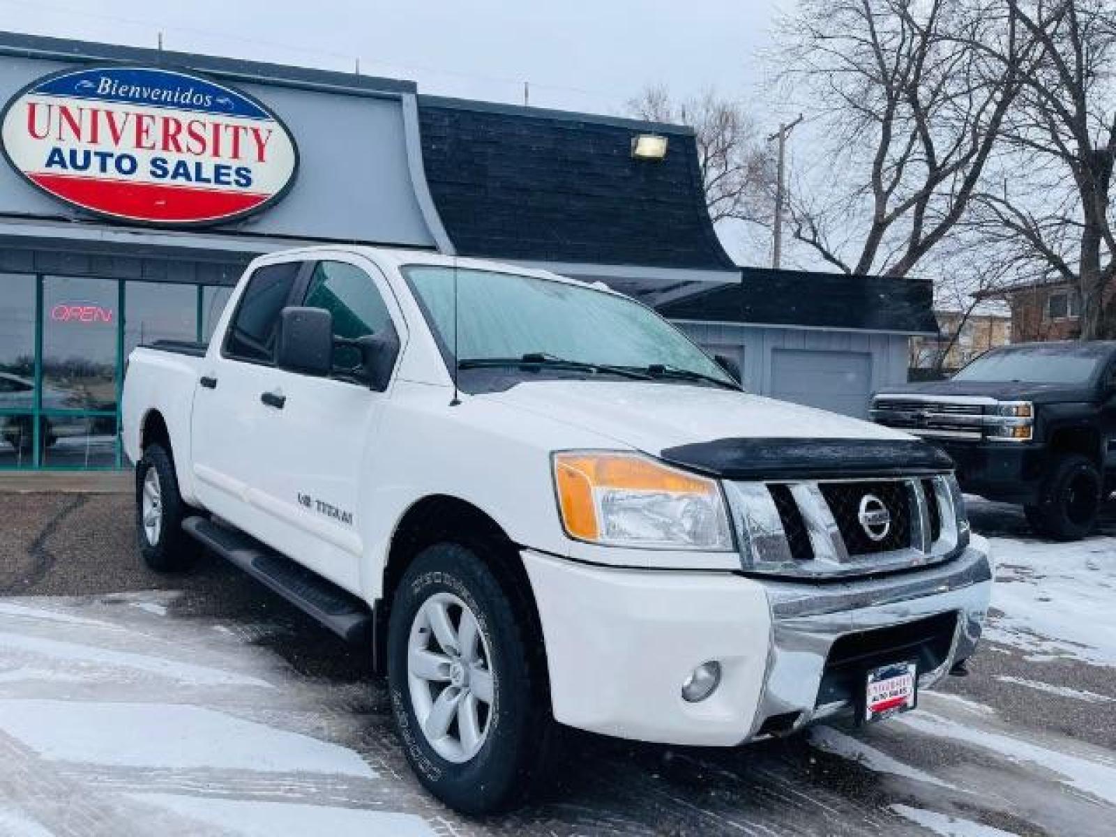2011 WHITE Nissan Titan SV Crew Cab 4WD (1N6AA0ECXBN) with an 5.6L V8 DOHC 32V engine, 5-Speed Automatic transmission, located at 3301 W Hwy 13, Burnsville, MN, 55337, (952) 460-3200, 44.775333, -93.320808 - Photo #0
