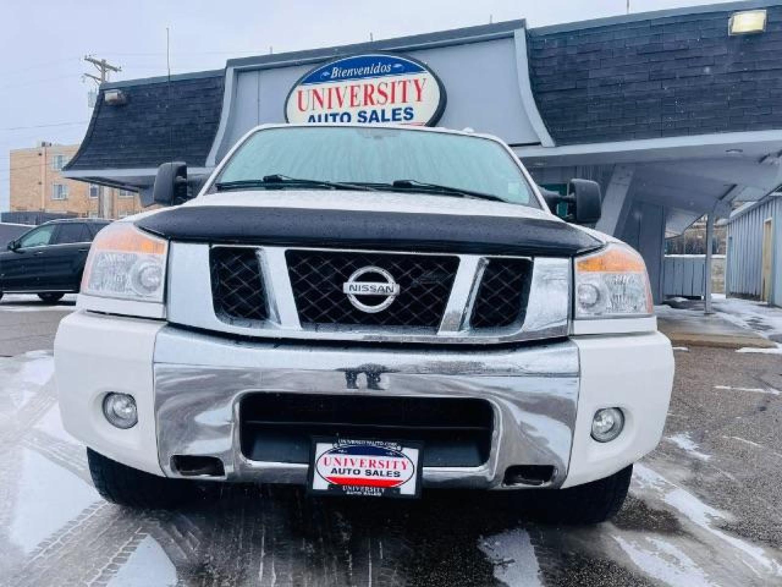 2011 WHITE Nissan Titan SV Crew Cab 4WD (1N6AA0ECXBN) with an 5.6L V8 DOHC 32V engine, 5-Speed Automatic transmission, located at 3301 W Hwy 13, Burnsville, MN, 55337, (952) 460-3200, 44.775333, -93.320808 - Photo #1
