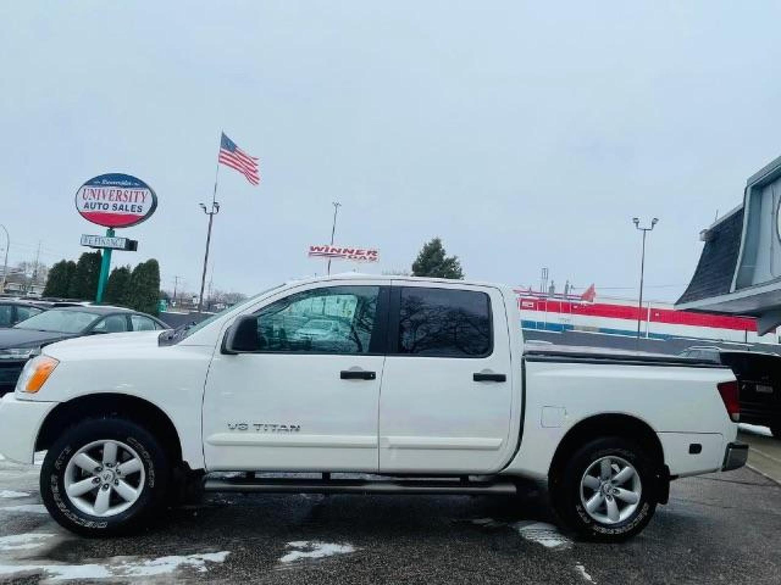 2011 WHITE Nissan Titan SV Crew Cab 4WD (1N6AA0ECXBN) with an 5.6L V8 DOHC 32V engine, 5-Speed Automatic transmission, located at 834 West 7th Street, St. Paul, MN, 55102, (651) 797-6393, 44.930954, -93.121559 - Photo #3