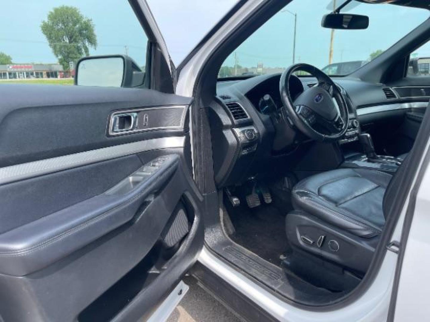 2017 Oxford White Ford Explorer XLT 4WD (1FM5K8D81HG) with an 3.5L V6 DOHC 24V engine, 6-Speed Automatic transmission, located at 745 S Robert St, St. Paul, MN, 55107, (651) 222-2991, 44.923389, -93.081215 - Photo#11