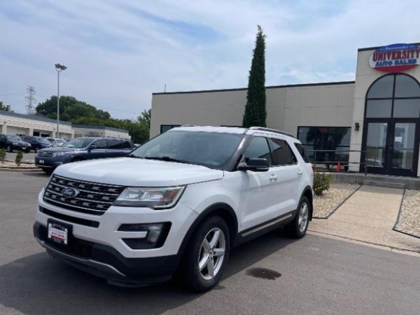 2017 Oxford White Ford Explorer XLT 4WD (1FM5K8D81HG) with an 3.5L V6 DOHC 24V engine, 6-Speed Automatic transmission, located at 745 S Robert St, St. Paul, MN, 55107, (651) 222-2991, 44.923389, -93.081215 - Photo#2