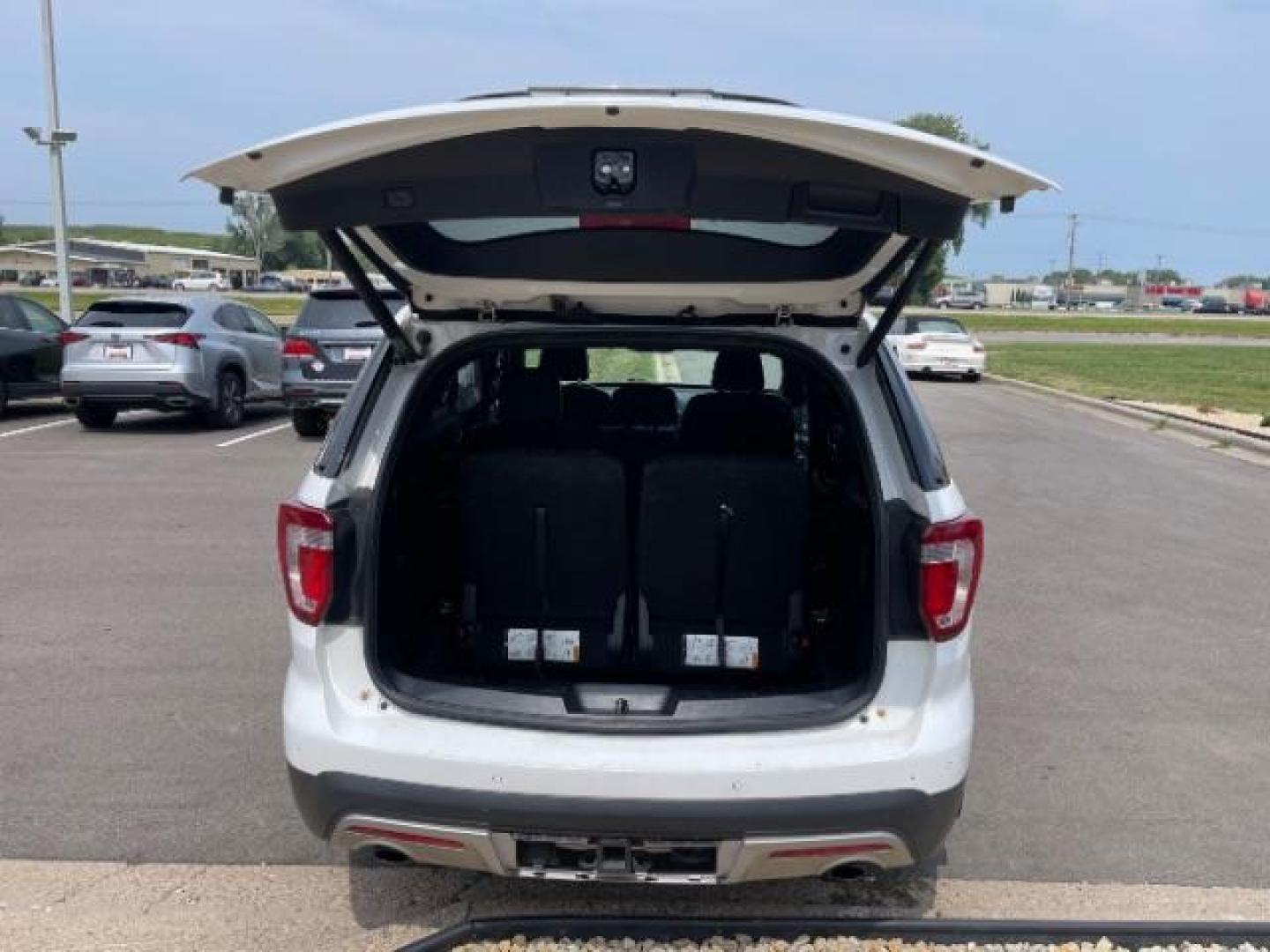 2017 Oxford White Ford Explorer XLT 4WD (1FM5K8D81HG) with an 3.5L V6 DOHC 24V engine, 6-Speed Automatic transmission, located at 745 S Robert St, St. Paul, MN, 55107, (651) 222-2991, 44.923389, -93.081215 - Photo#3
