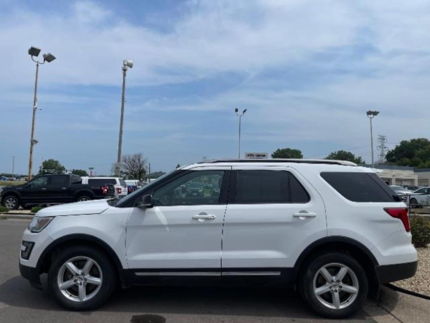 2017 Oxford White Ford Explorer XLT 4WD (1FM5K8D81HG) with an 3.5L V6 DOHC 24V engine, 6-Speed Automatic transmission, located at 745 S Robert St, St. Paul, MN, 55107, (651) 222-2991, 44.923389, -93.081215 - Photo#5