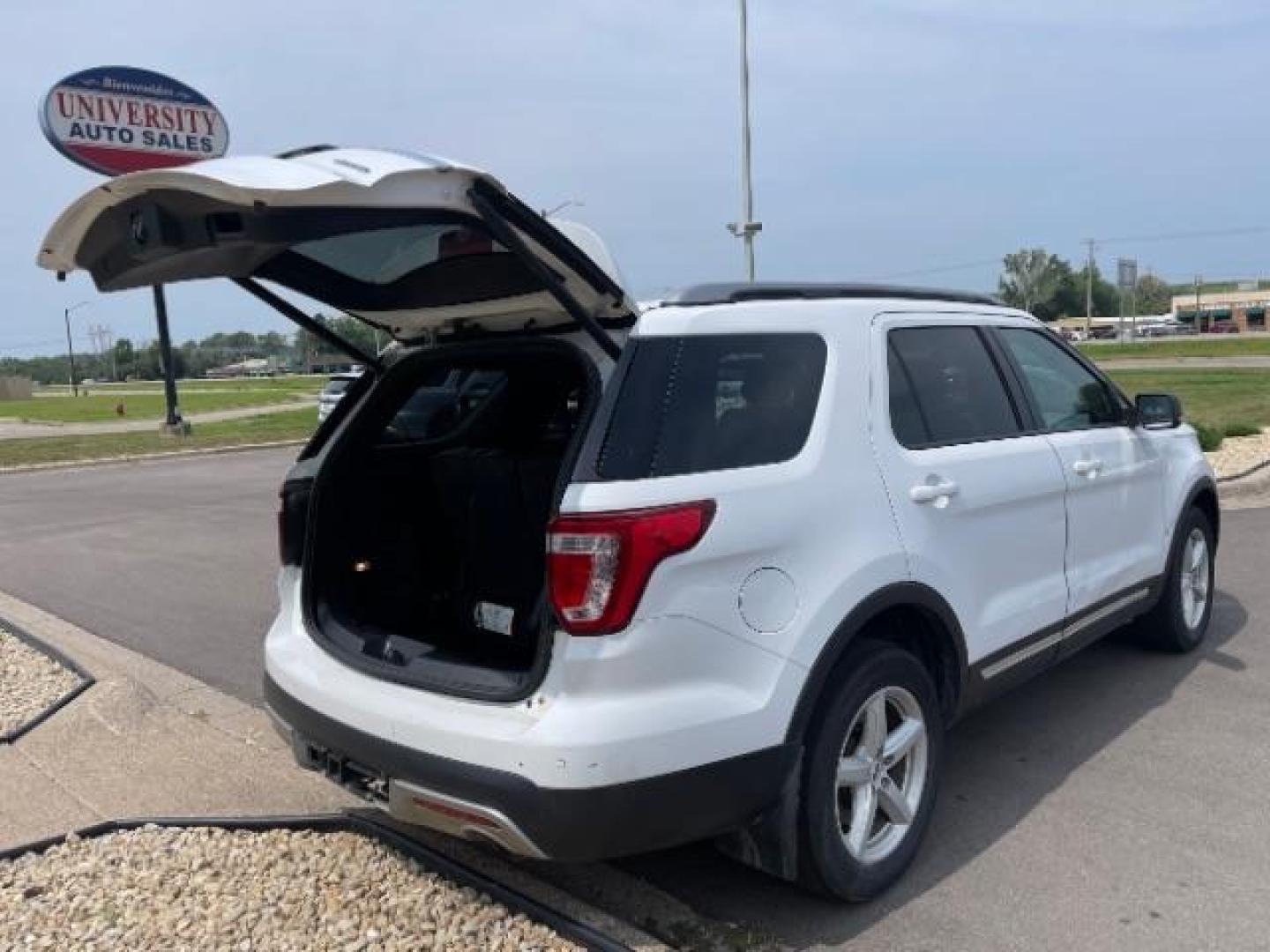 2017 Oxford White Ford Explorer XLT 4WD (1FM5K8D81HG) with an 3.5L V6 DOHC 24V engine, 6-Speed Automatic transmission, located at 745 S Robert St, St. Paul, MN, 55107, (651) 222-2991, 44.923389, -93.081215 - Photo#7