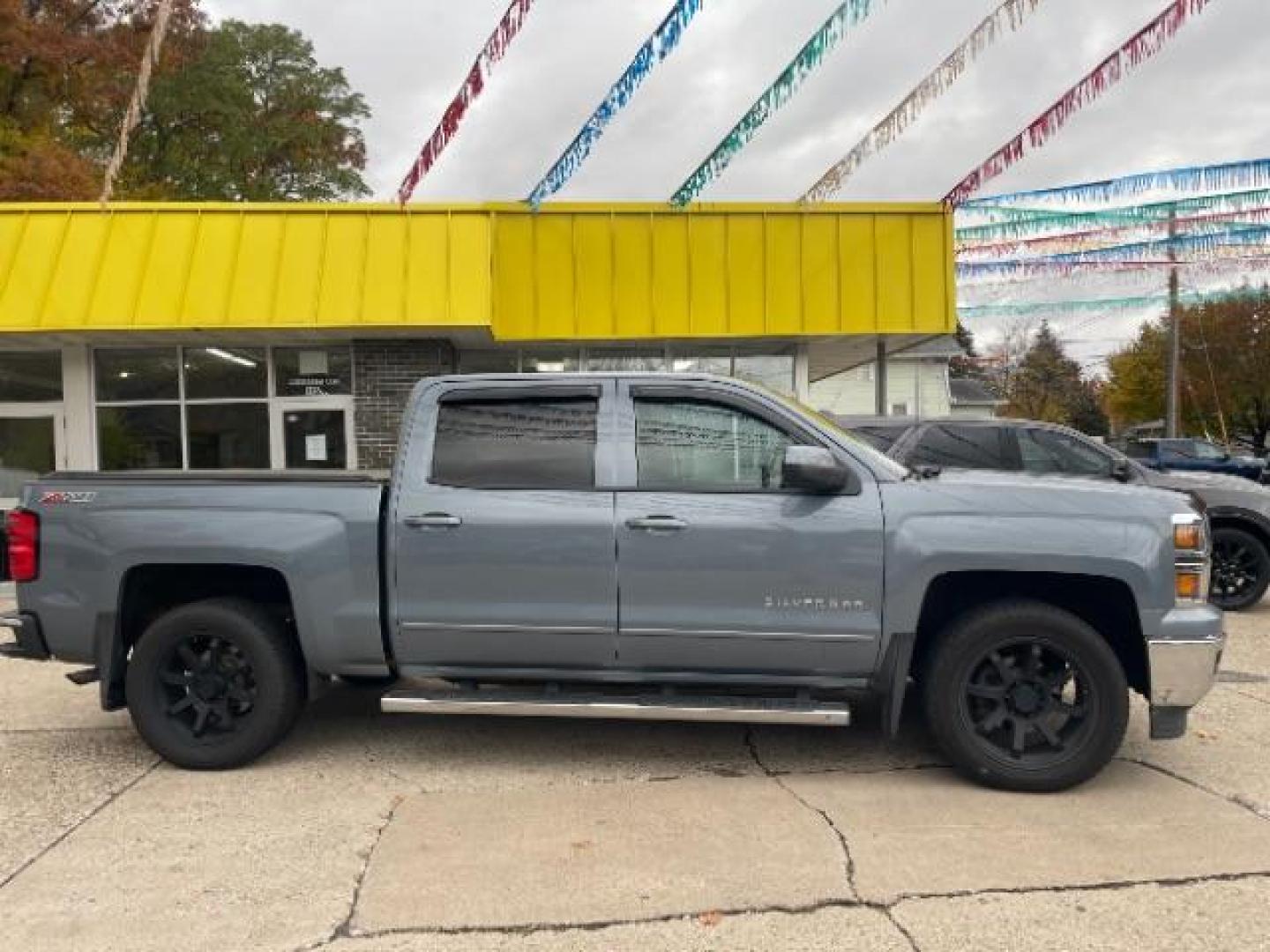 2015 Deep Ocean Blue Meta Chevrolet Silverado 1500 LT Crew Cab 4WD (3GCUKREC3FG) with an 5.3L V8 OHV 16V engine, 6-Speed Automatic transmission, located at 745 S Robert St, St. Paul, MN, 55107, (651) 222-2991, 44.923389, -93.081215 - Photo#3