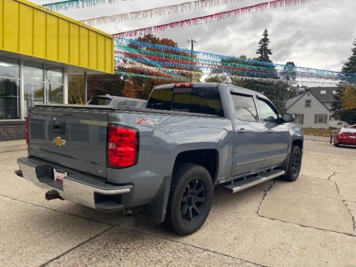 2015 Deep Ocean Blue Meta Chevrolet Silverado 1500 LT Crew Cab 4WD (3GCUKREC3FG) with an 5.3L V8 OHV 16V engine, 6-Speed Automatic transmission, located at 745 S Robert St, St. Paul, MN, 55107, (651) 222-2991, 44.923389, -93.081215 - Photo#4