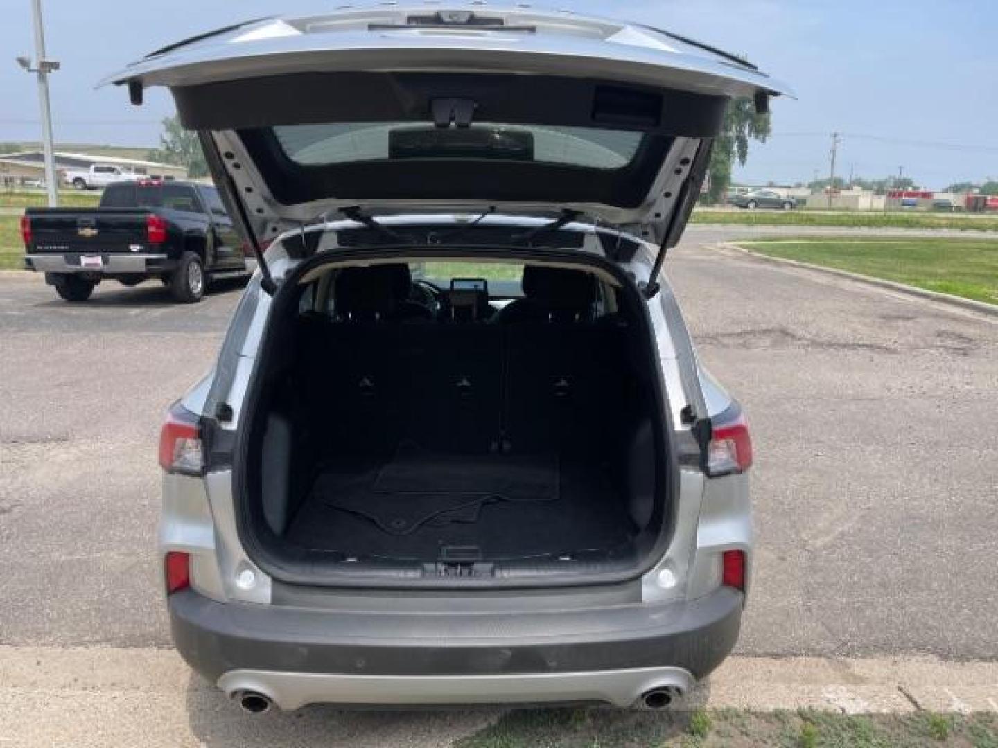 2020 Ingot Silver Metallic Ford Escape SE (1FMCU0G65LU) with an 1.5L L3 engine, 8-Speed Automatic transmission, located at 745 S Robert St, St. Paul, MN, 55107, (651) 222-2991, 44.923389, -93.081215 - Photo#4