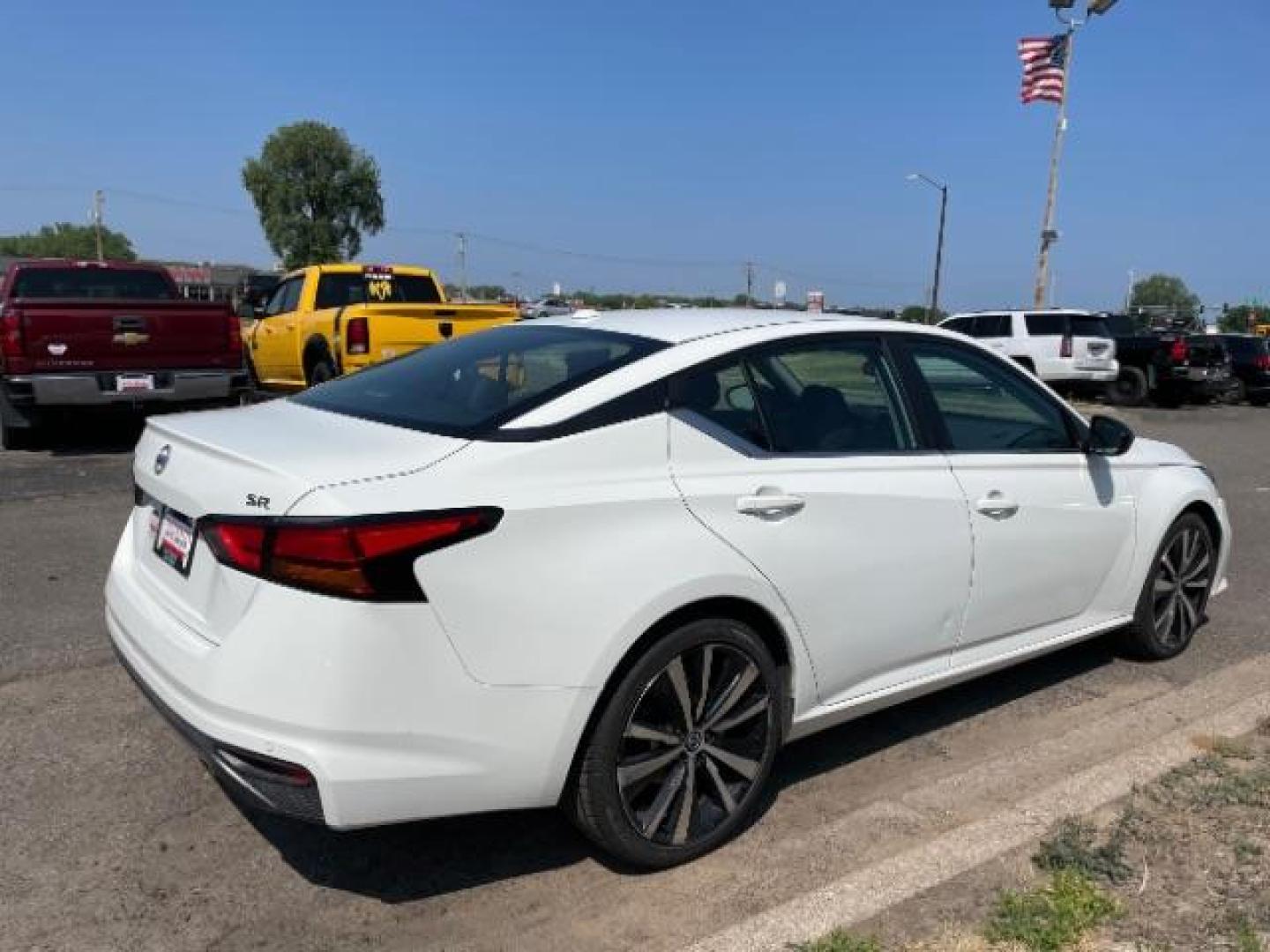 2021 Glacier White Nissan Altima 2.5 SR (1N4BL4CV9MN) with an 2.5L L4 DOHC 16V engine, Continuously Variable Transmission transmission, located at 3301 W Hwy 13, Burnsville, MN, 55337, (952) 460-3200, 44.775333, -93.320808 - Photo#4