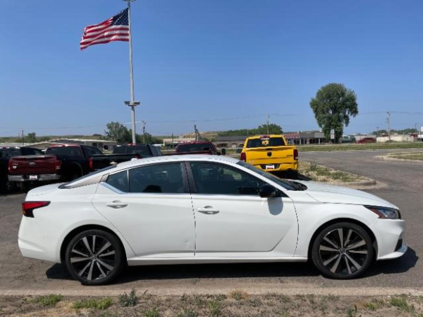 2021 Glacier White Nissan Altima 2.5 SR (1N4BL4CV9MN) with an 2.5L L4 DOHC 16V engine, Continuously Variable Transmission transmission, located at 3301 W Hwy 13, Burnsville, MN, 55337, (952) 460-3200, 44.775333, -93.320808 - Photo#5