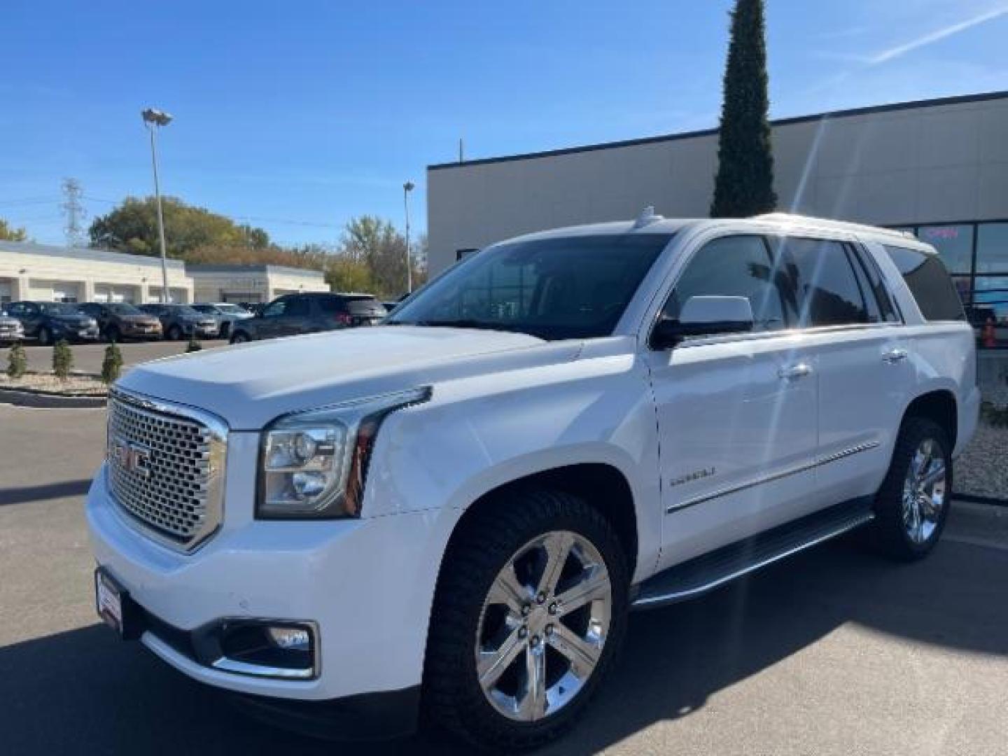 2016 Summit White GMC Yukon Denali 4WD (1GKS2CKJ7GR) with an 6.2L V8 OHV 16V engine, 6-Speed Automatic transmission, located at 3301 W Hwy 13, Burnsville, MN, 55337, (952) 460-3200, 44.775333, -93.320808 - Photo#7