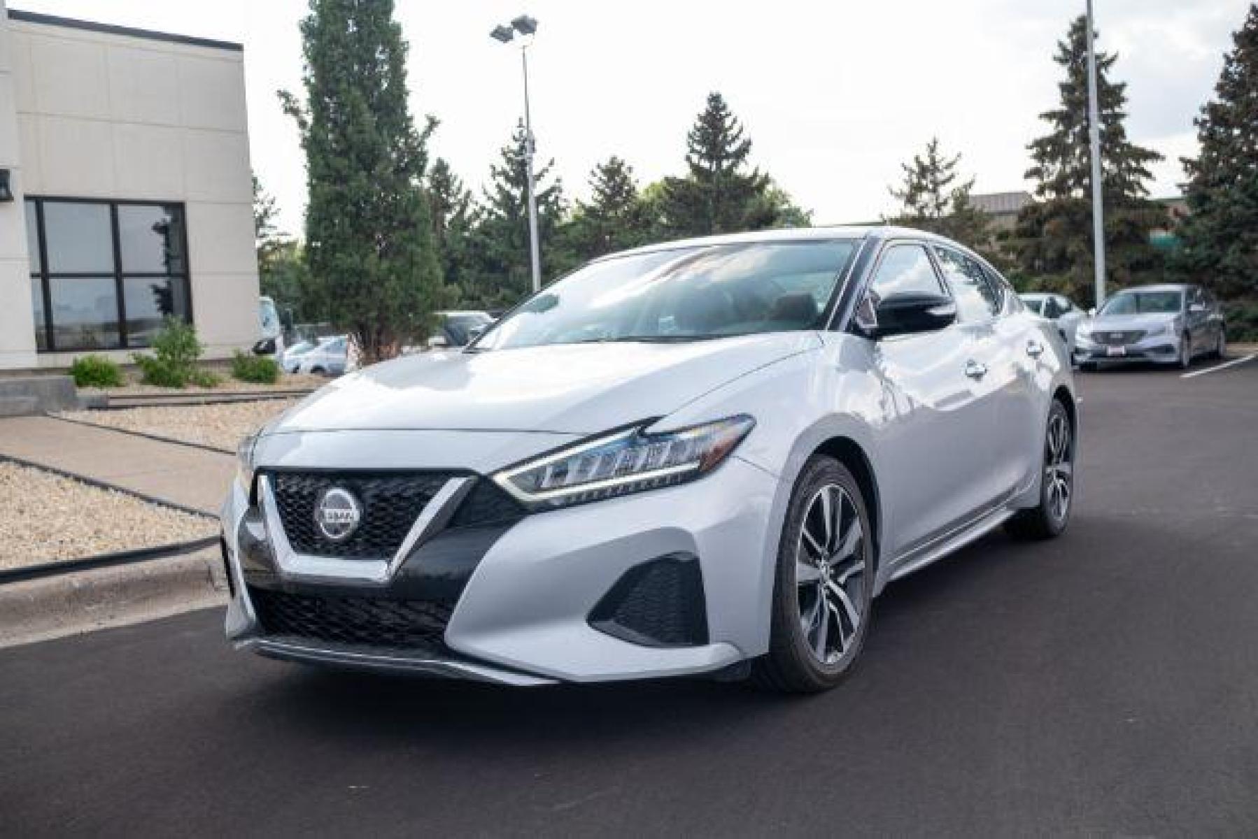 2022 Brilliant Silver Metallic Nissan Maxima 3.5 SV (1N4AA6CV7NC) with an 3.5L V6 DOHC 24V engine, Continuously Variable Transmission transmission, located at 3301 W Hwy 13, Burnsville, MN, 55337, (952) 460-3200, 44.775333, -93.320808 - Photo #4