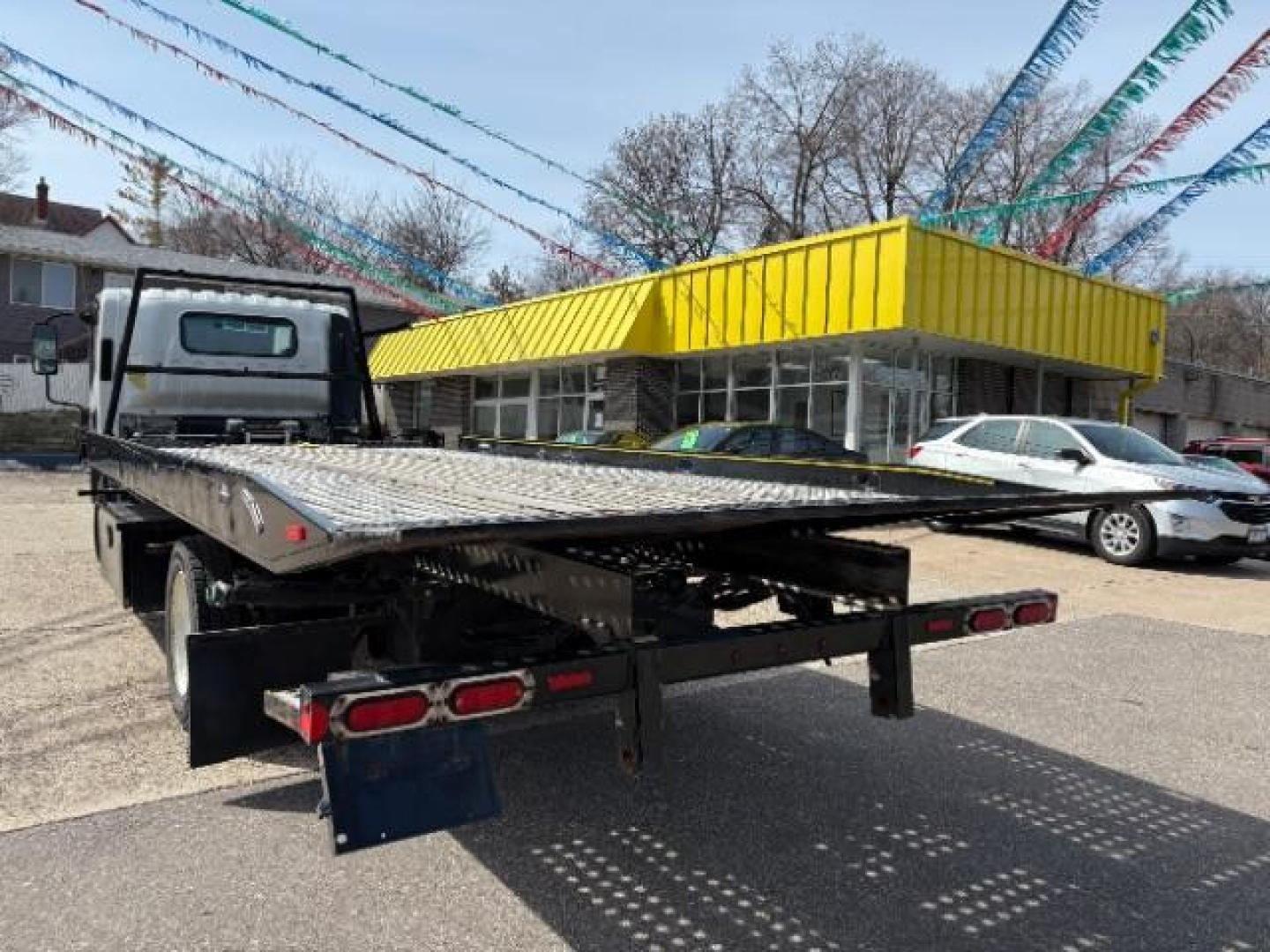 2019 WHITE Isuzu NQR - (JALE5W163K7) with an 5.2L L6 DIESEL engine, located at 745 S Robert St, St. Paul, MN, 55107, (651) 222-2991, 44.923389, -93.081215 - Photo#5