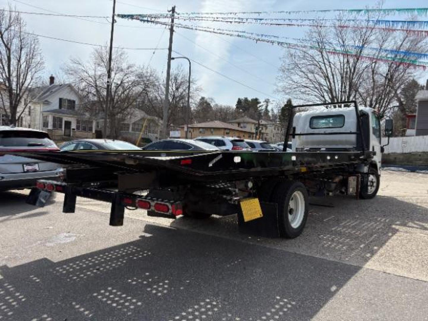 2019 WHITE Isuzu NQR - (JALE5W163K7) with an 5.2L L6 DIESEL engine, located at 745 S Robert St, St. Paul, MN, 55107, (651) 222-2991, 44.923389, -93.081215 - Photo#8
