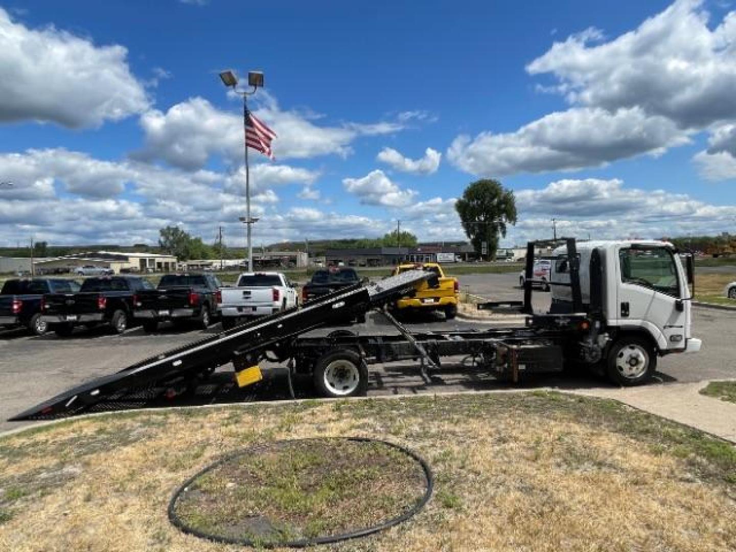 2019 WHITE Isuzu NQR - (JALE5W163K7) with an 5.2L L6 DIESEL engine, located at 3301 W Hwy 13, Burnsville, MN, 55337, (952) 460-3200, 44.775333, -93.320808 - Photo#15