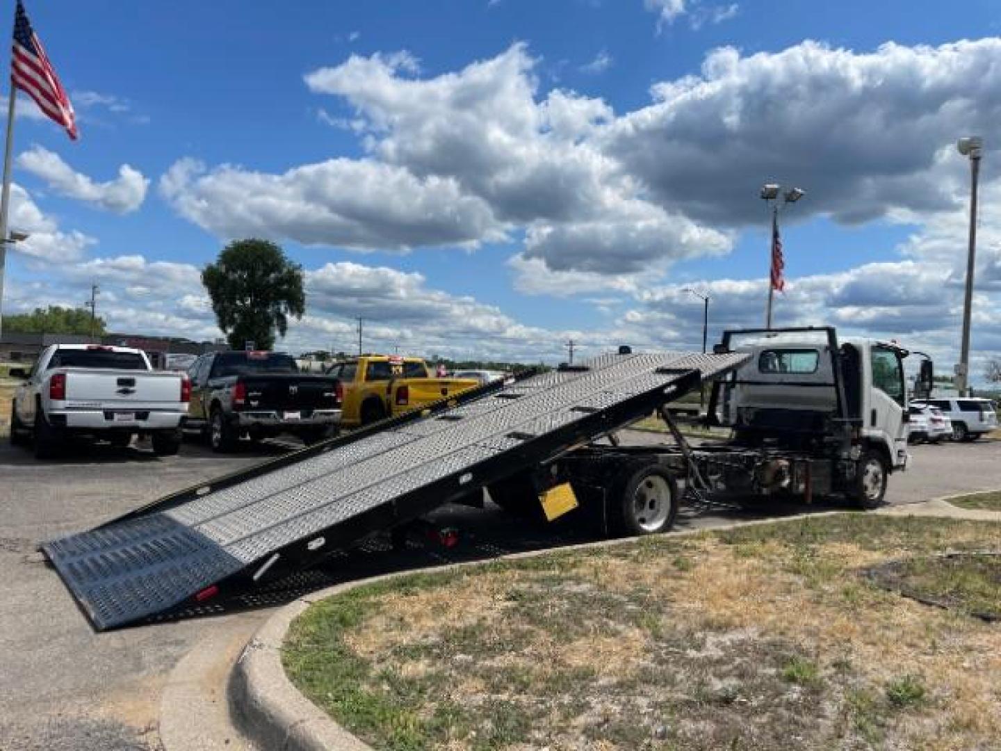 2019 WHITE Isuzu NQR - (JALE5W163K7) with an 5.2L L6 DIESEL engine, located at 3301 W Hwy 13, Burnsville, MN, 55337, (952) 460-3200, 44.775333, -93.320808 - Photo#16