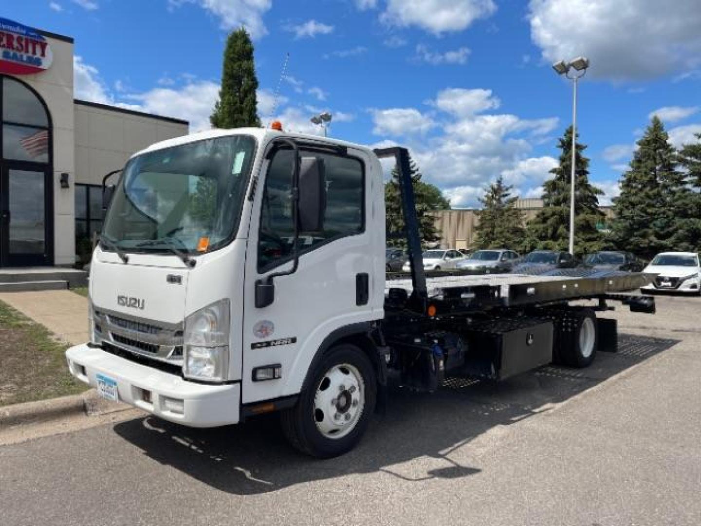 2019 WHITE Isuzu NQR - (JALE5W163K7) with an 5.2L L6 DIESEL engine, located at 3301 W Hwy 13, Burnsville, MN, 55337, (952) 460-3200, 44.775333, -93.320808 - Photo#1