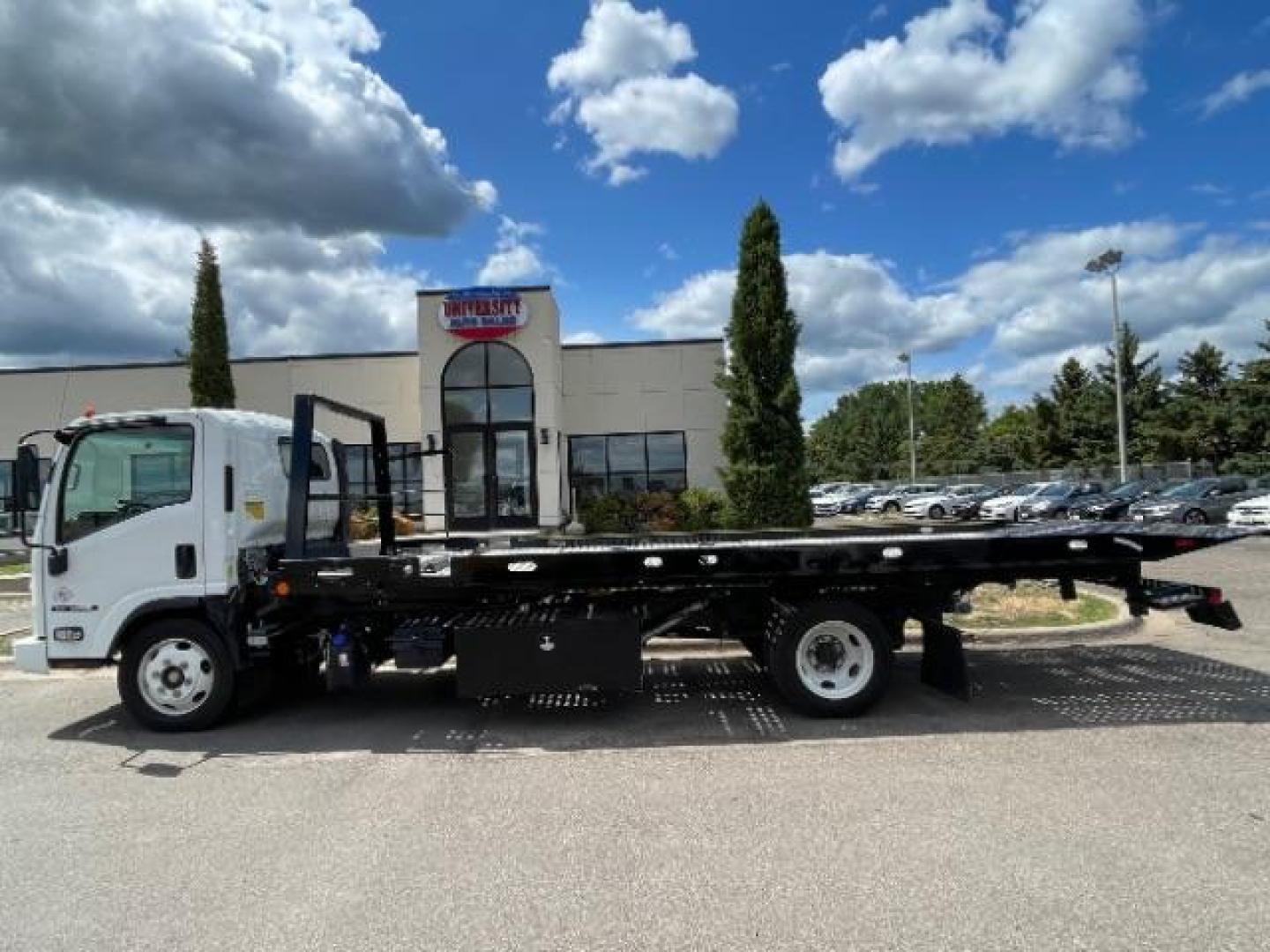 2019 WHITE Isuzu NQR - (JALE5W163K7) with an 5.2L L6 DIESEL engine, located at 3301 W Hwy 13, Burnsville, MN, 55337, (952) 460-3200, 44.775333, -93.320808 - Photo#2