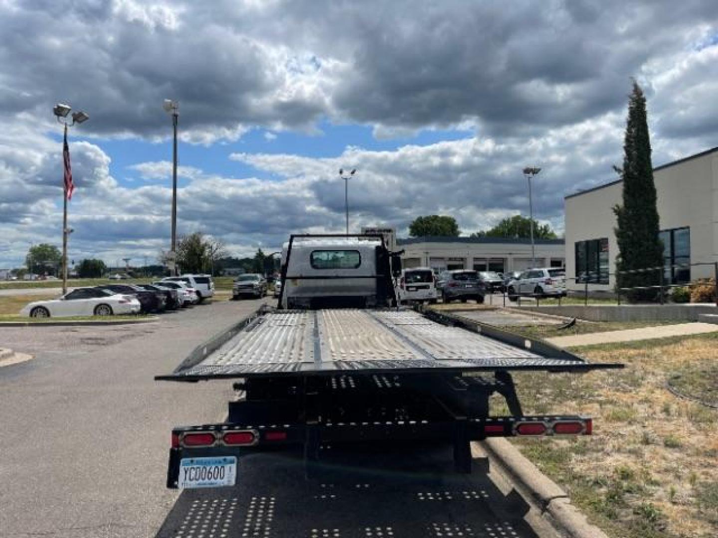 2019 WHITE Isuzu NQR - (JALE5W163K7) with an 5.2L L6 DIESEL engine, located at 3301 W Hwy 13, Burnsville, MN, 55337, (952) 460-3200, 44.775333, -93.320808 - Photo#3