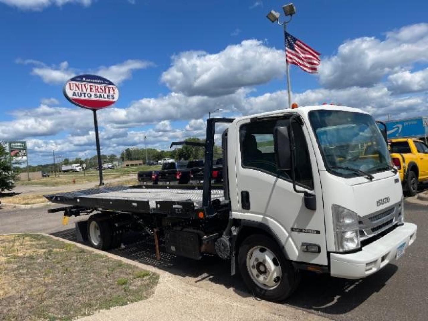 2019 WHITE Isuzu NQR - (JALE5W163K7) with an 5.2L L6 DIESEL engine, located at 3301 W Hwy 13, Burnsville, MN, 55337, (952) 460-3200, 44.775333, -93.320808 - Photo#6