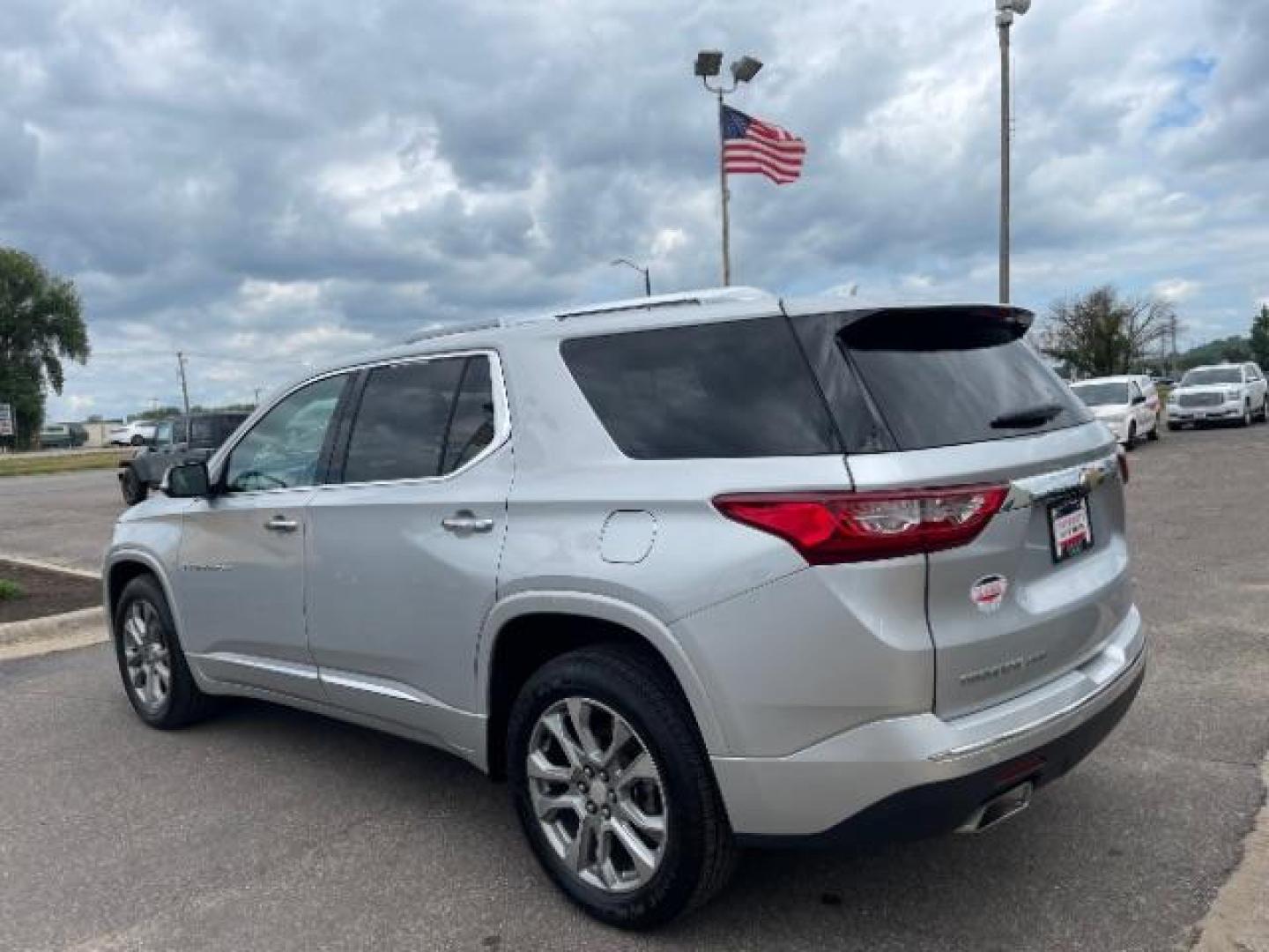 2018 GRAY Chevrolet Traverse Premier AWD (1GNEVJKW2JJ) with an 3.6L V6 DOHC 24V engine, 9-Speed Automatic transmission, located at 745 S Robert St, St. Paul, MN, 55107, (651) 222-2991, 44.923389, -93.081215 - Photo#5